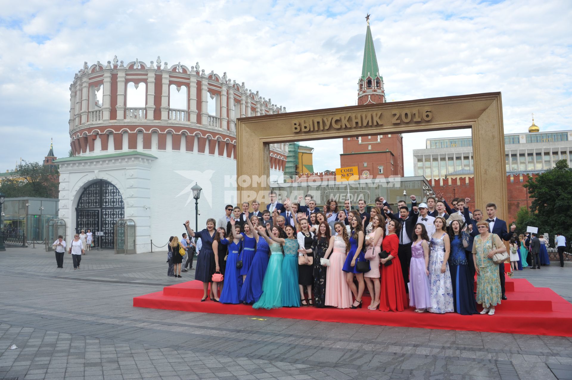 Москва. Выпускники фотографируются на память .