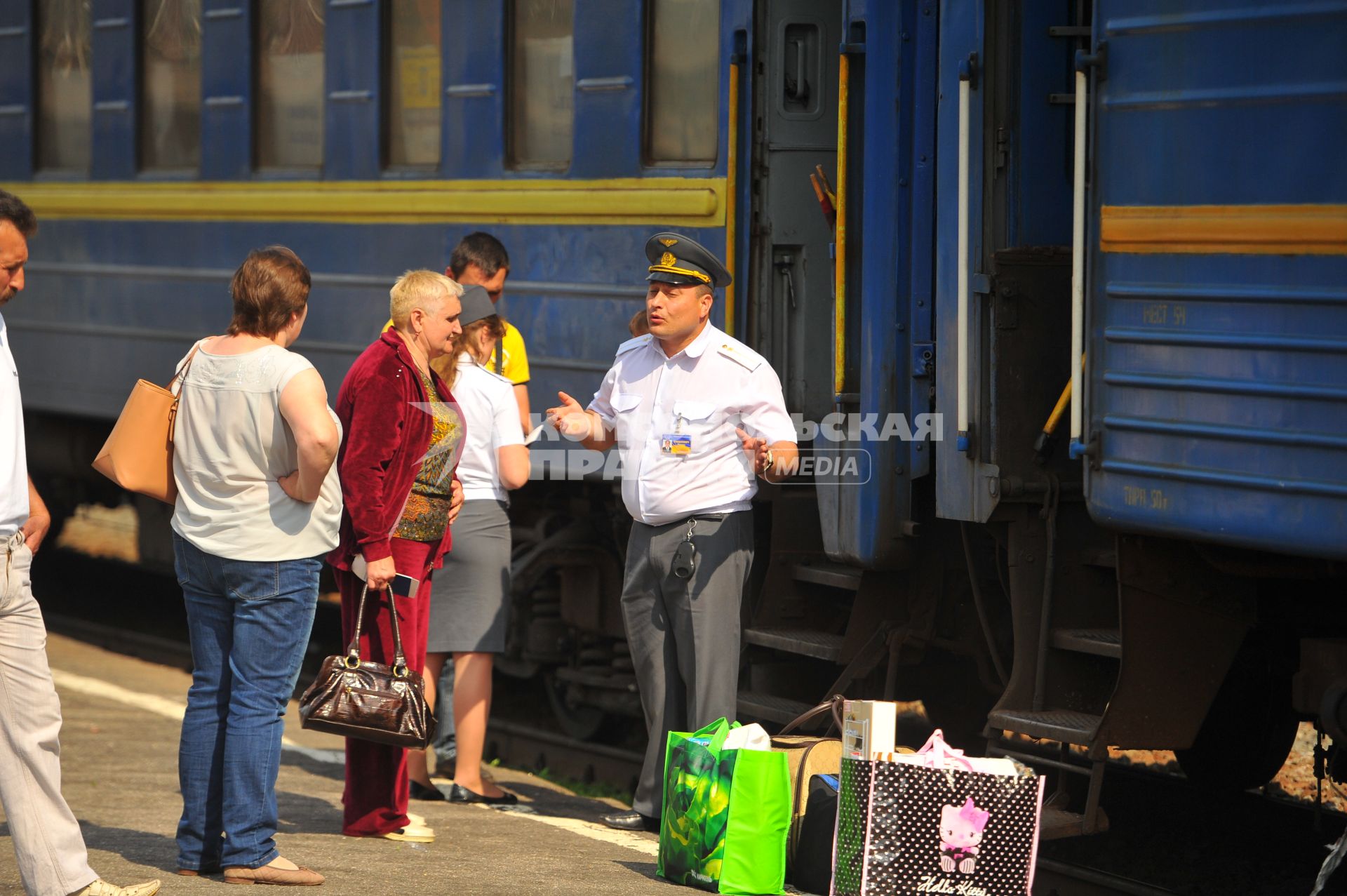 Москва.  Пассажиры во время посадки на поезд  Львов - Москва на Киевском вокзале.