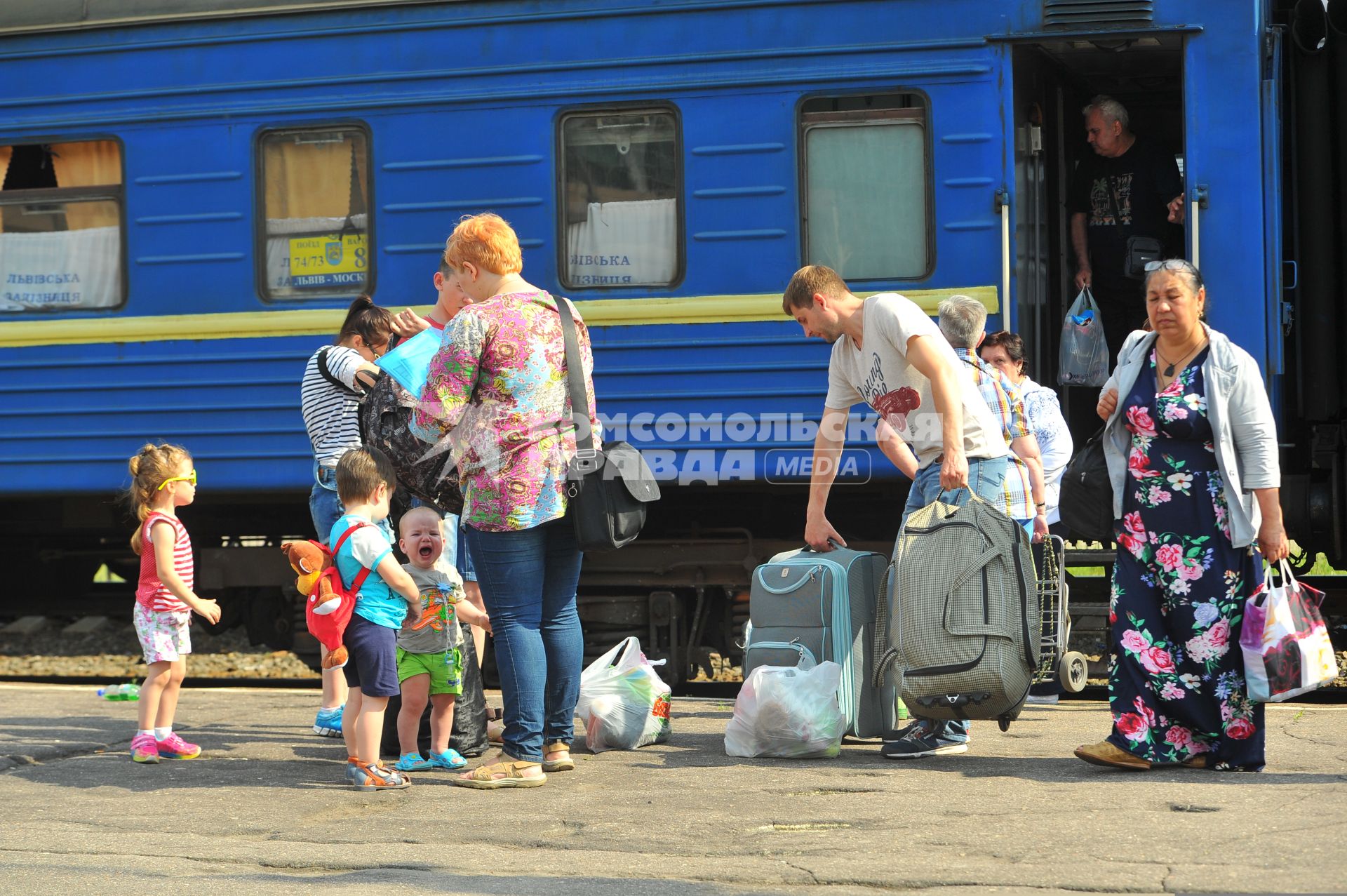 Москва.  Пассажиры во время посадки на поезд  Львов - Москва на Киевском вокзале.