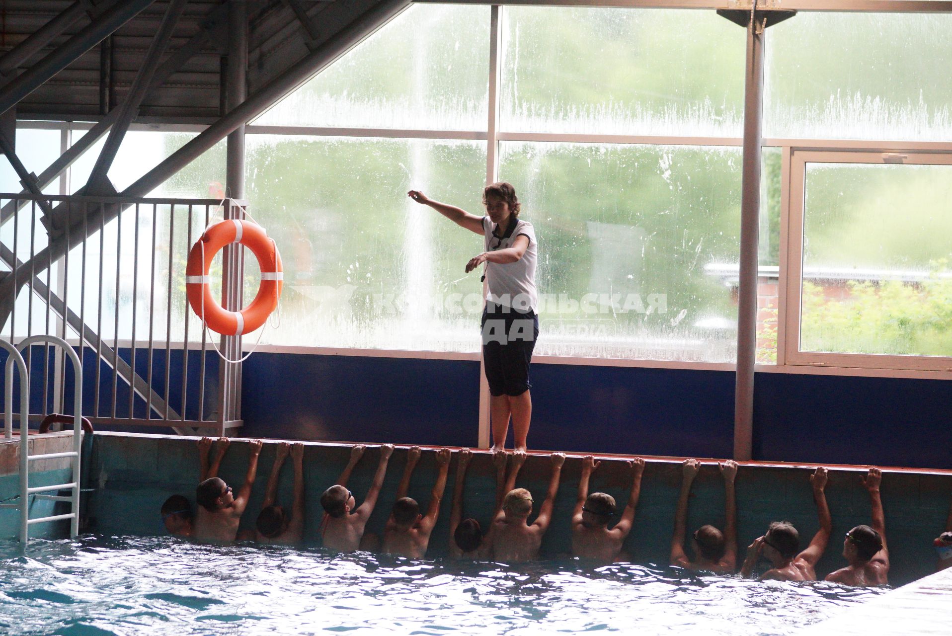 Свердловская область. Дети плавают в бассейне, в детском летнем оздоровительном лагере.