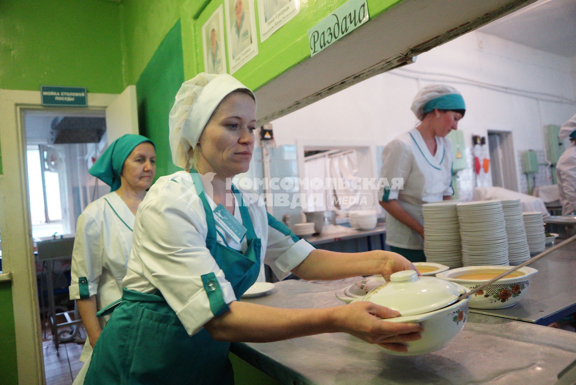 Свердловская область. Повар разносит обед в столовой детского летнего оздоровительного лагеря.
