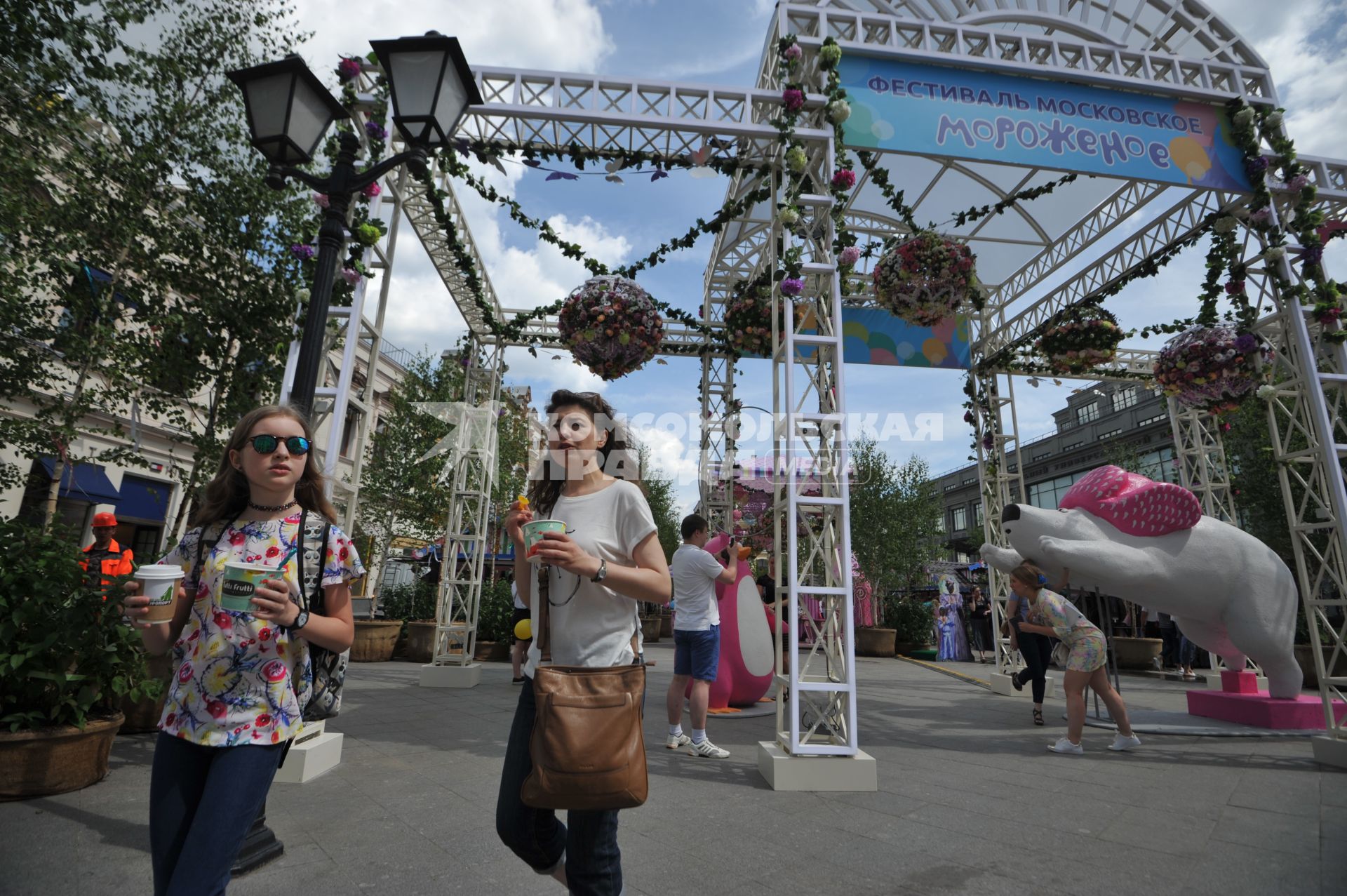 Москва.  Девушки гуляют по улице Кузнецкий Мост, где проходит фестиваль`Московское мороженое`.