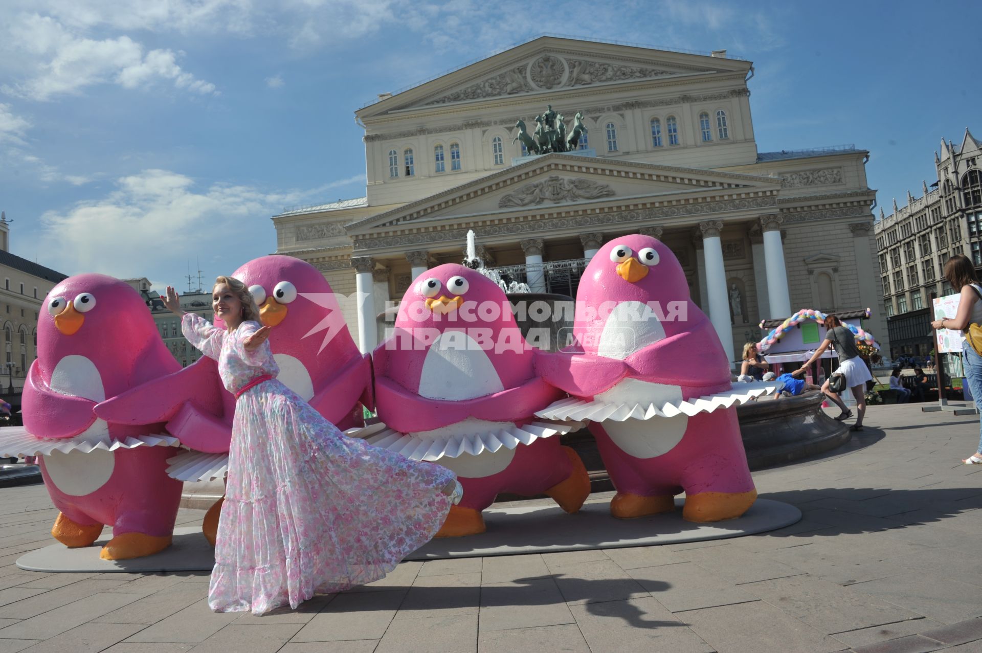 Москва. Фигуры пингвинов, танцующих Танец маленьких лебедей, установлены у Большого театра в рамках фестиваля `Московское мороженое`.