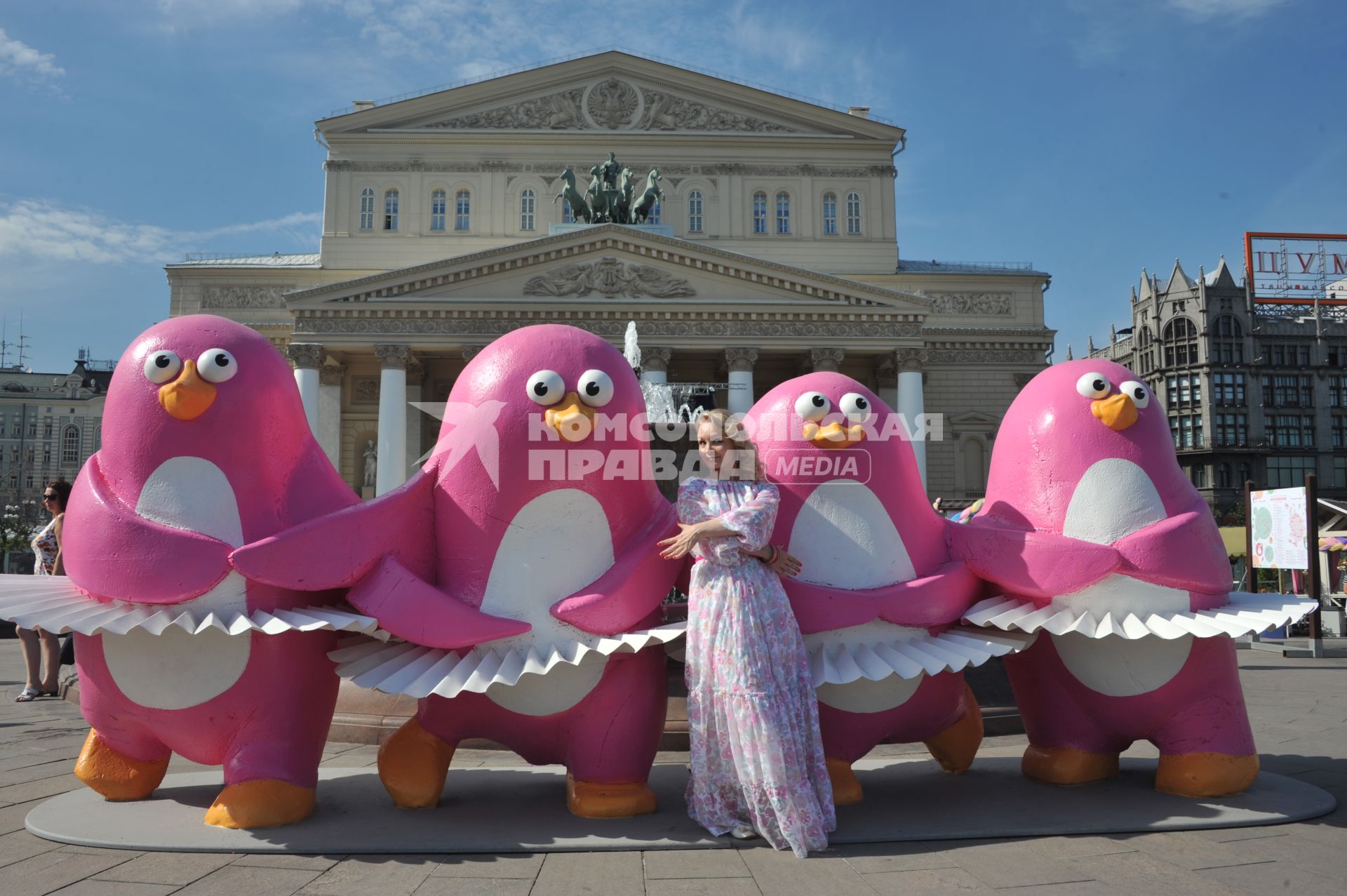 Москва. Фигуры пингвинов, танцующих Танец маленьких лебедей, установлены у Большого театра в рамках фестиваля `Московское мороженое`.