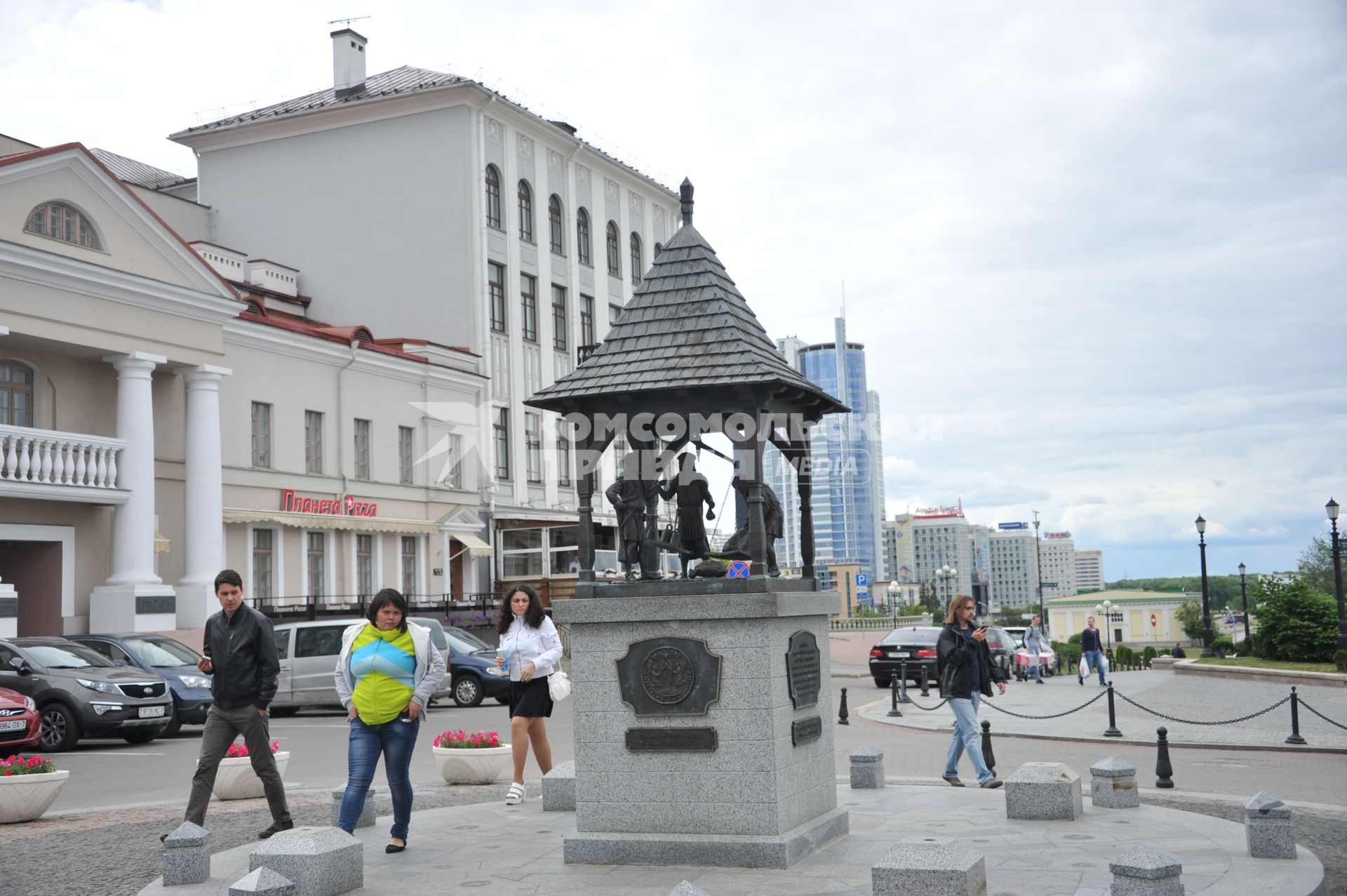 Белоруссия.  Минск.  Памятник`Городским весам`  возле минской ратуши.