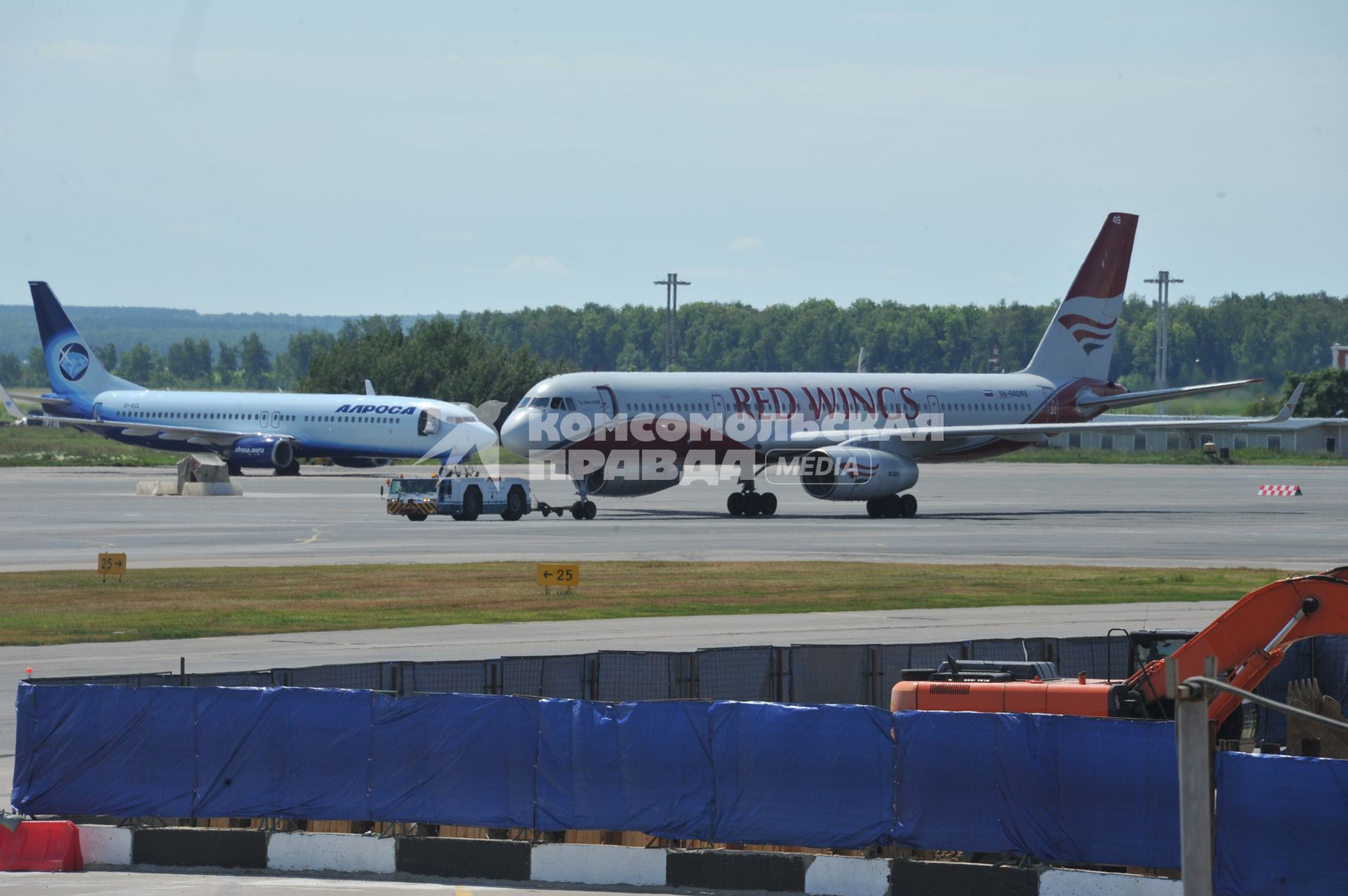 Московская область. Пассажирские самолеты Boeing 737-800 авиакомпании `Алроса` и Ту-204 авиакомпании Red Wings в аэропорту Домодедово.