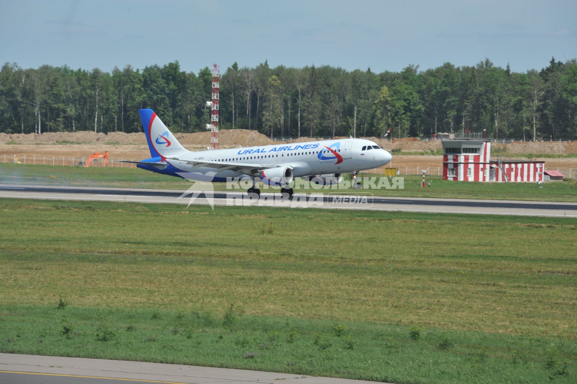 Московская область. Пассажирский самолет Airbus A320 авиакомпании Ural Airlines садится в аэропорту Домодедово.