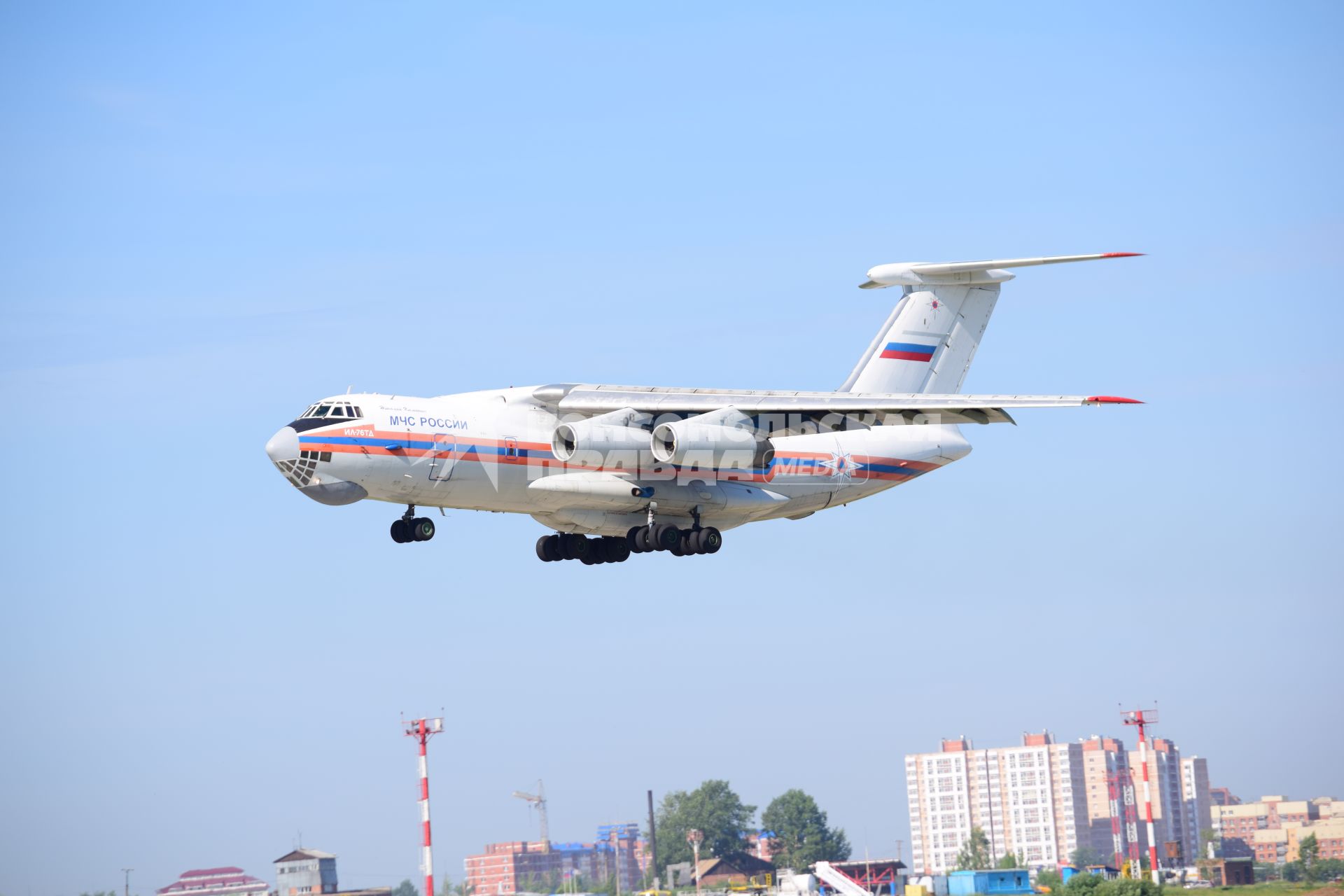 Иркутская область. 1.07.2016. Самолет МЧС РФ Ил-76 совершает посадку для заправки водой. Самолет пропал в районе тушения лесных пожаров 1 июля.