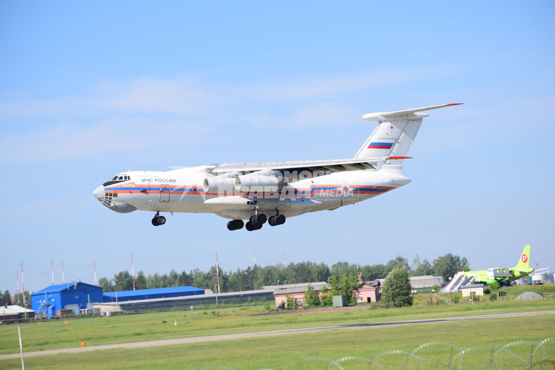 Иркутская область. 1.07.2016. Самолет МЧС РФ Ил-76 совершает посадку для заправки водой. Самолет пропал в районе тушения лесных пожаров 1 июля.