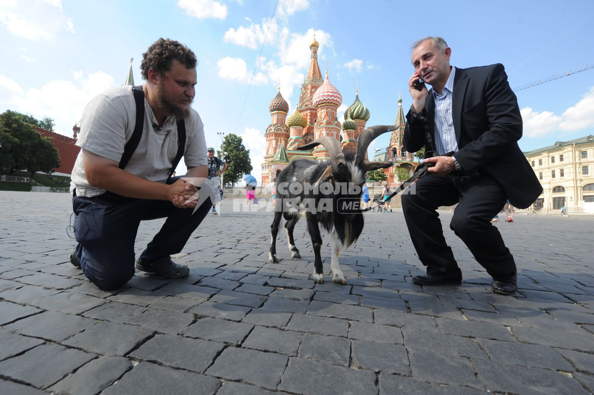 Москва. Фермер-сыровар Олег Сирота и директор Приморского сафари-парка Дмитрий Мезенцев выгуливают козла Тимура по центру Москвы.