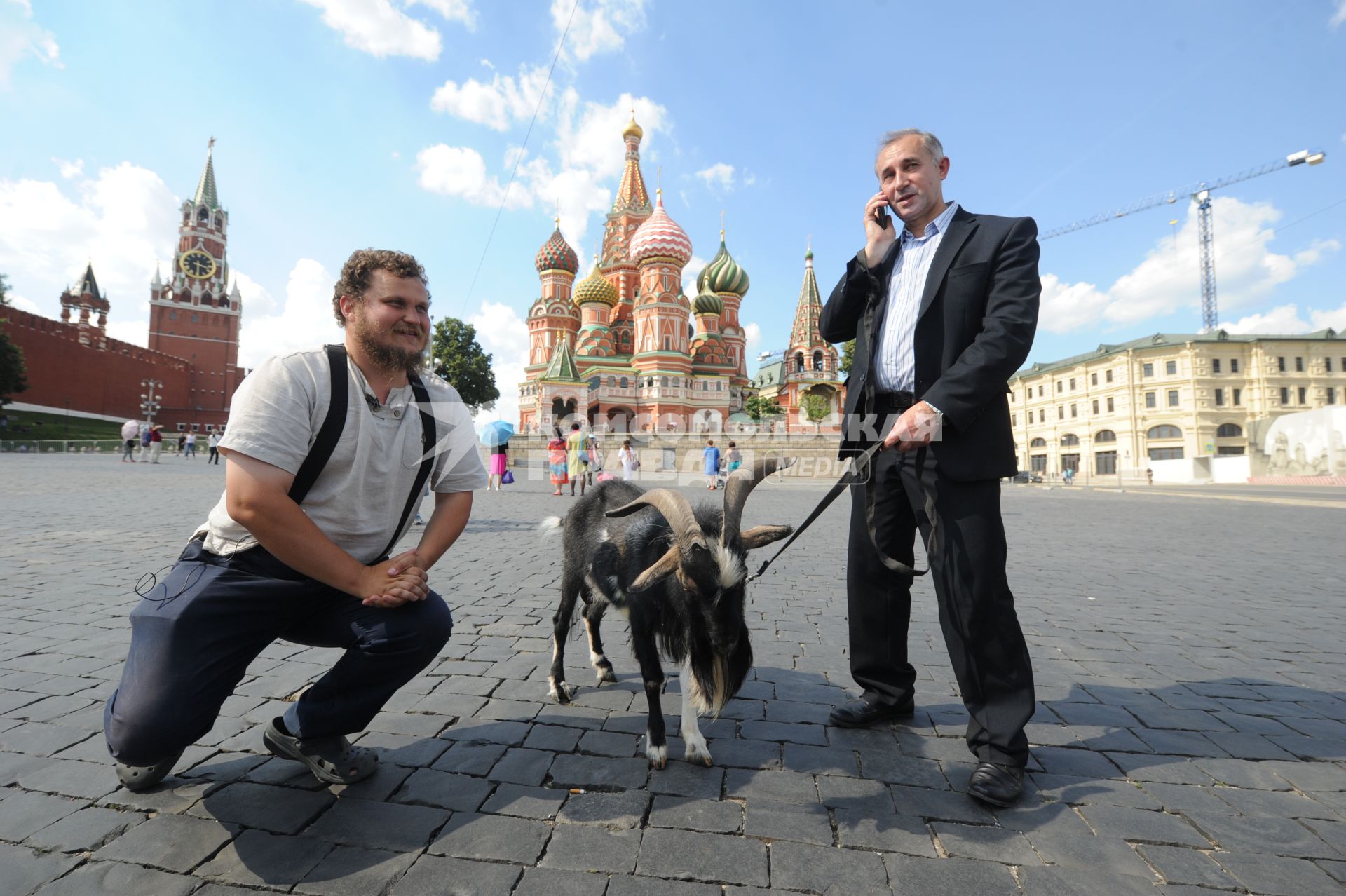 Москва. Фермер-сыровар Олег Сирота и директор Приморского сафари-парка Дмитрий Мезенцев выгуливают козла Тимура по центру Москвы.