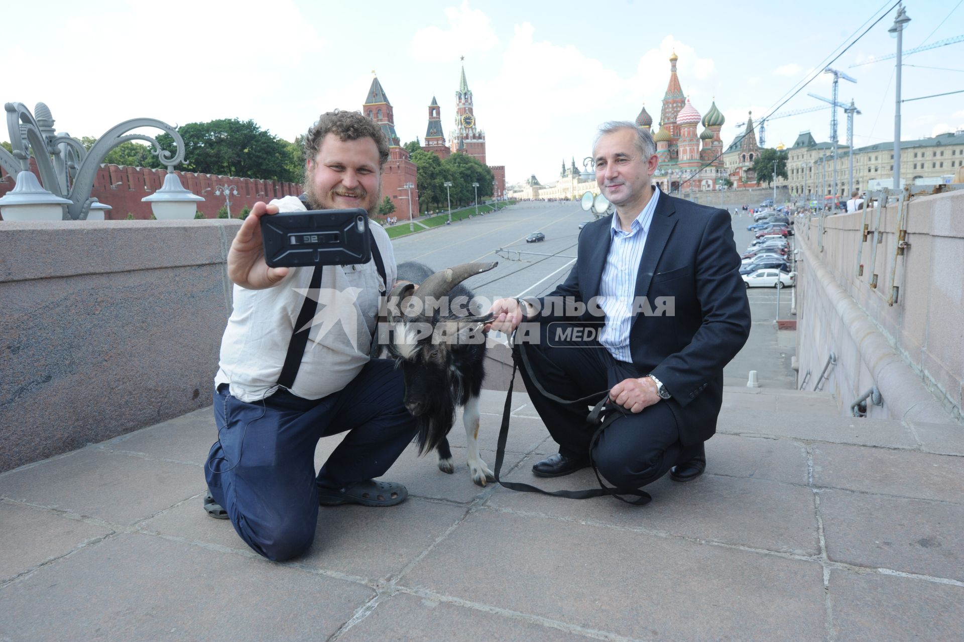 Москва. Фермер-сыровар Олег Сирота и директор Приморского сафари-парка Дмитрий Мезенцев выгуливают козла Тимура по центру Москвы.