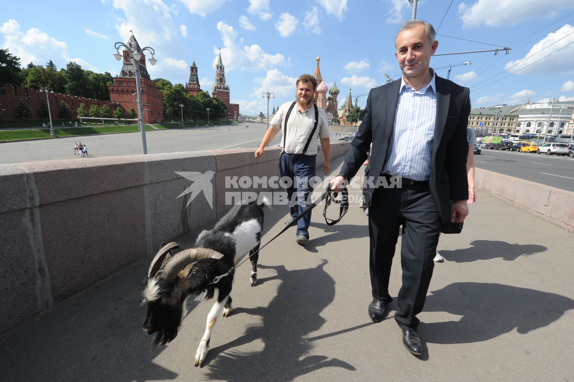 Москва. Фермер-сыровар Олег Сирота и директор Приморского сафари-парка Дмитрий Мезенцев выгуливают козла Тимура по центру Москвы.