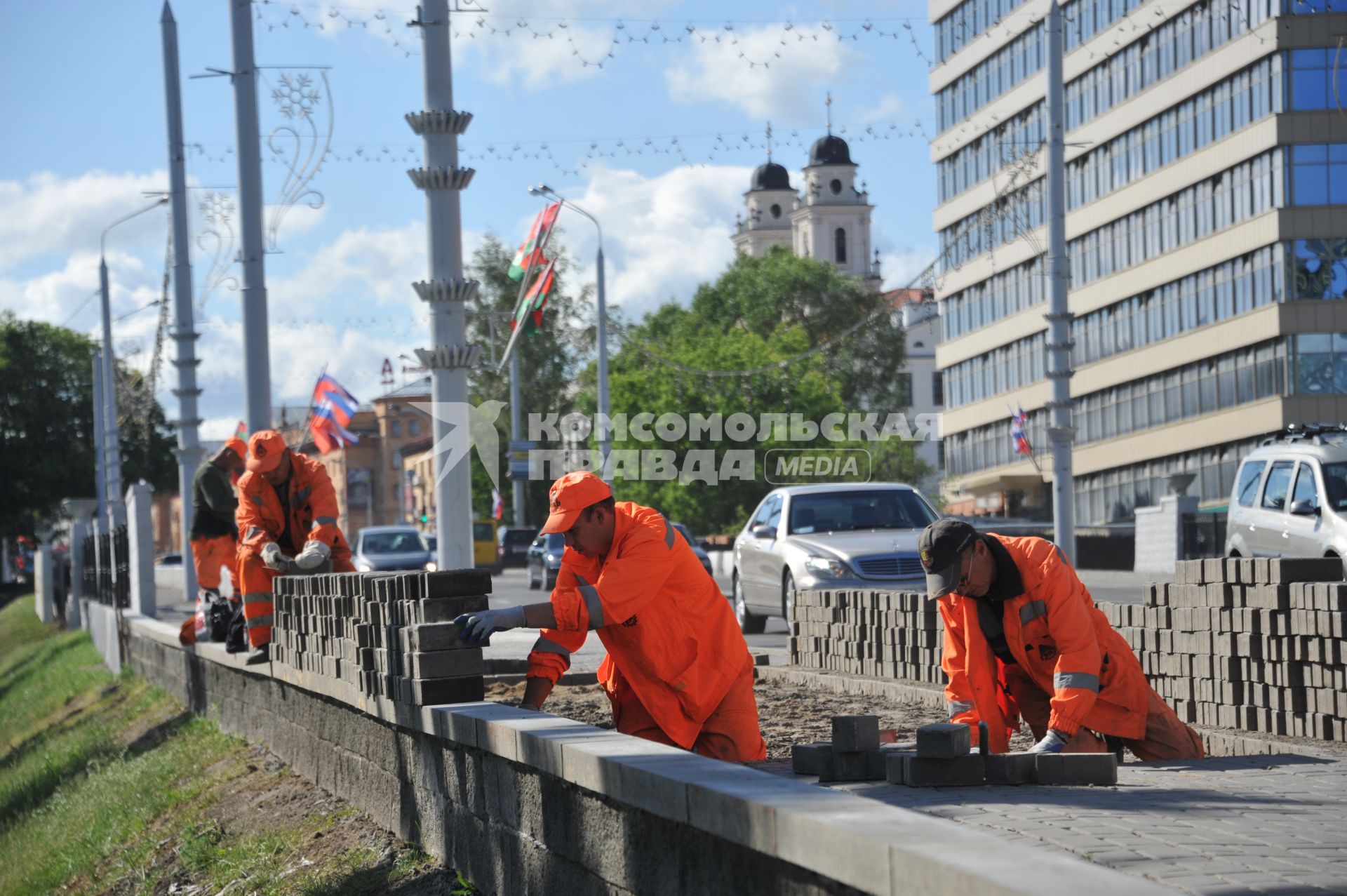 Белоруссия.  Минск. Рабочие укладывают  тротуарную плитку .