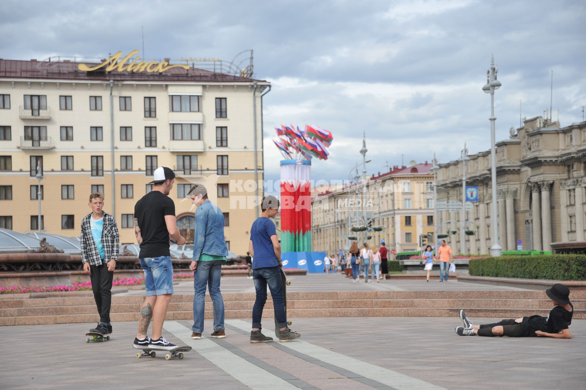 Белоруссия.  Минск. Юноши со скейтбордом на улице  города.