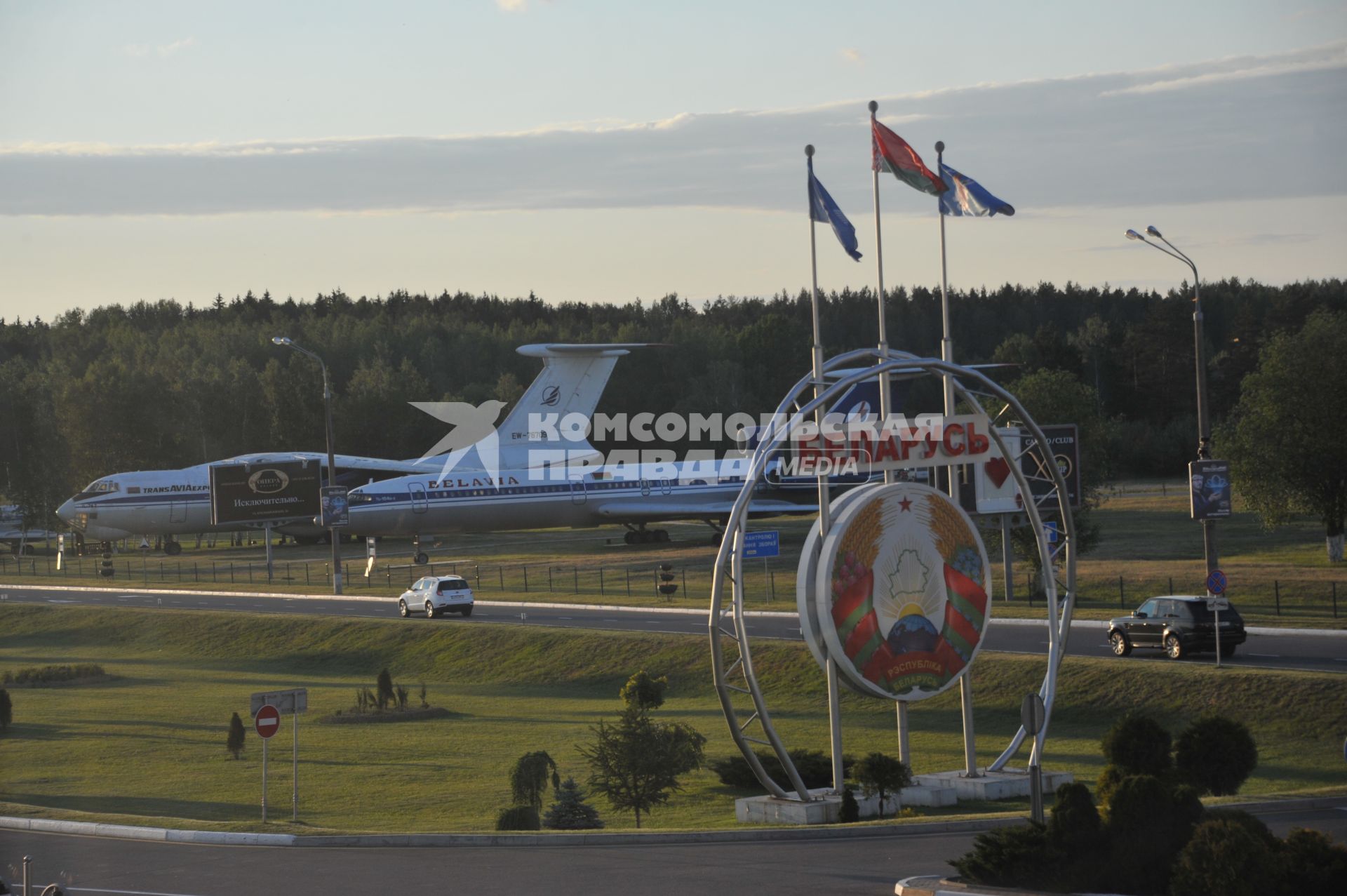 Белоруссия.  Минск. Самолеты  Ту-154 `Белавиа` на взлетной полосе  минского аэропорта.