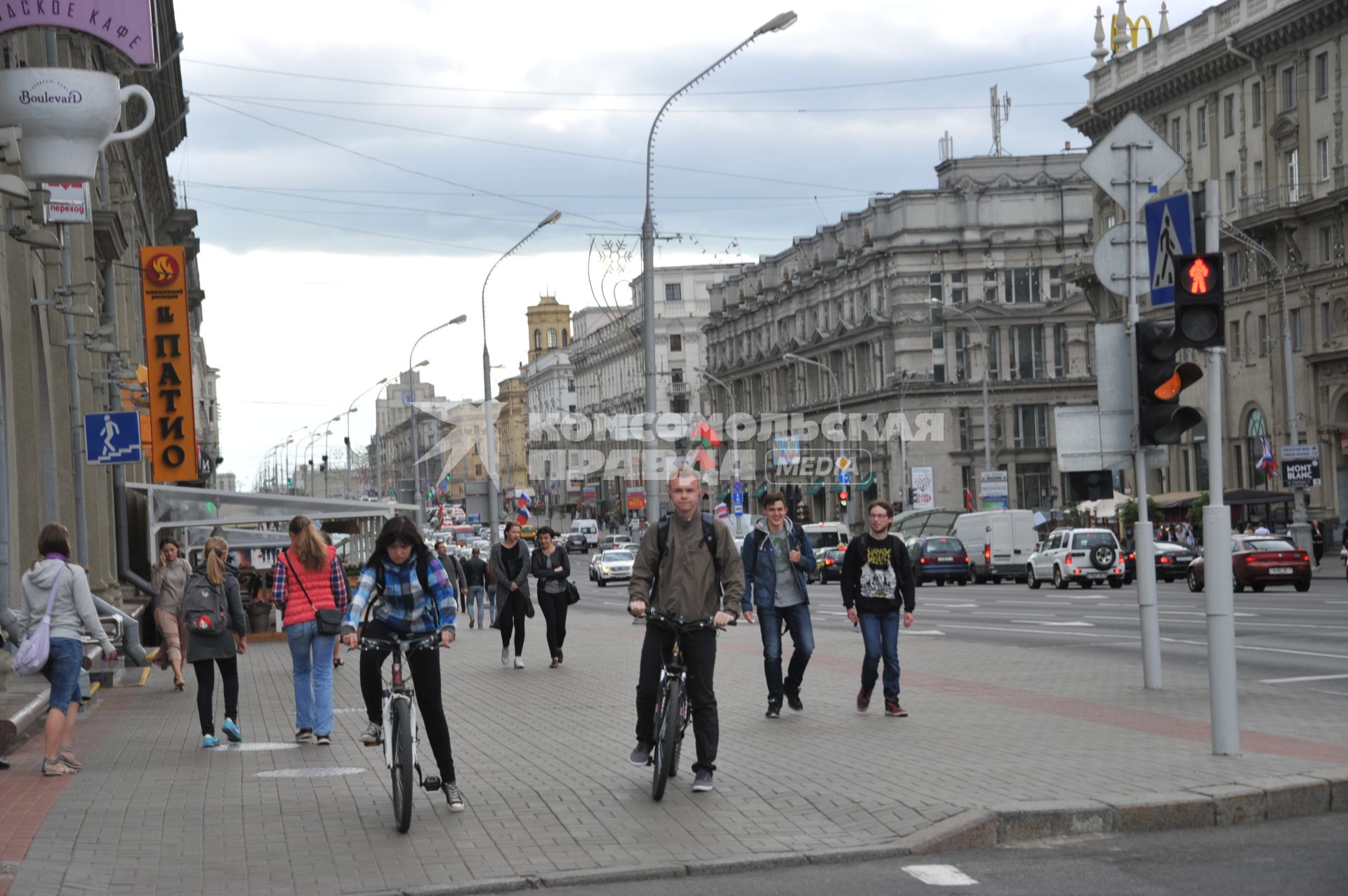 Белоруссия.  Минск. Люди на улице города.