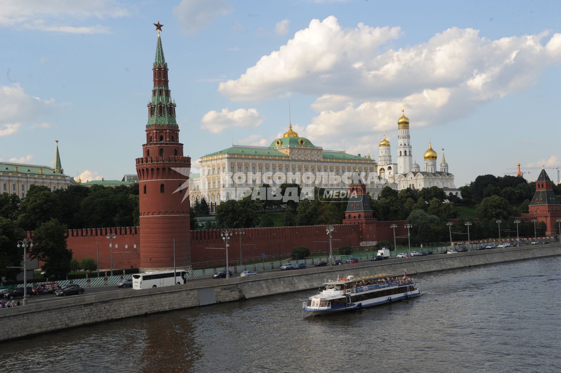 Москва.  Прогулочный катер у Софийской набережной.