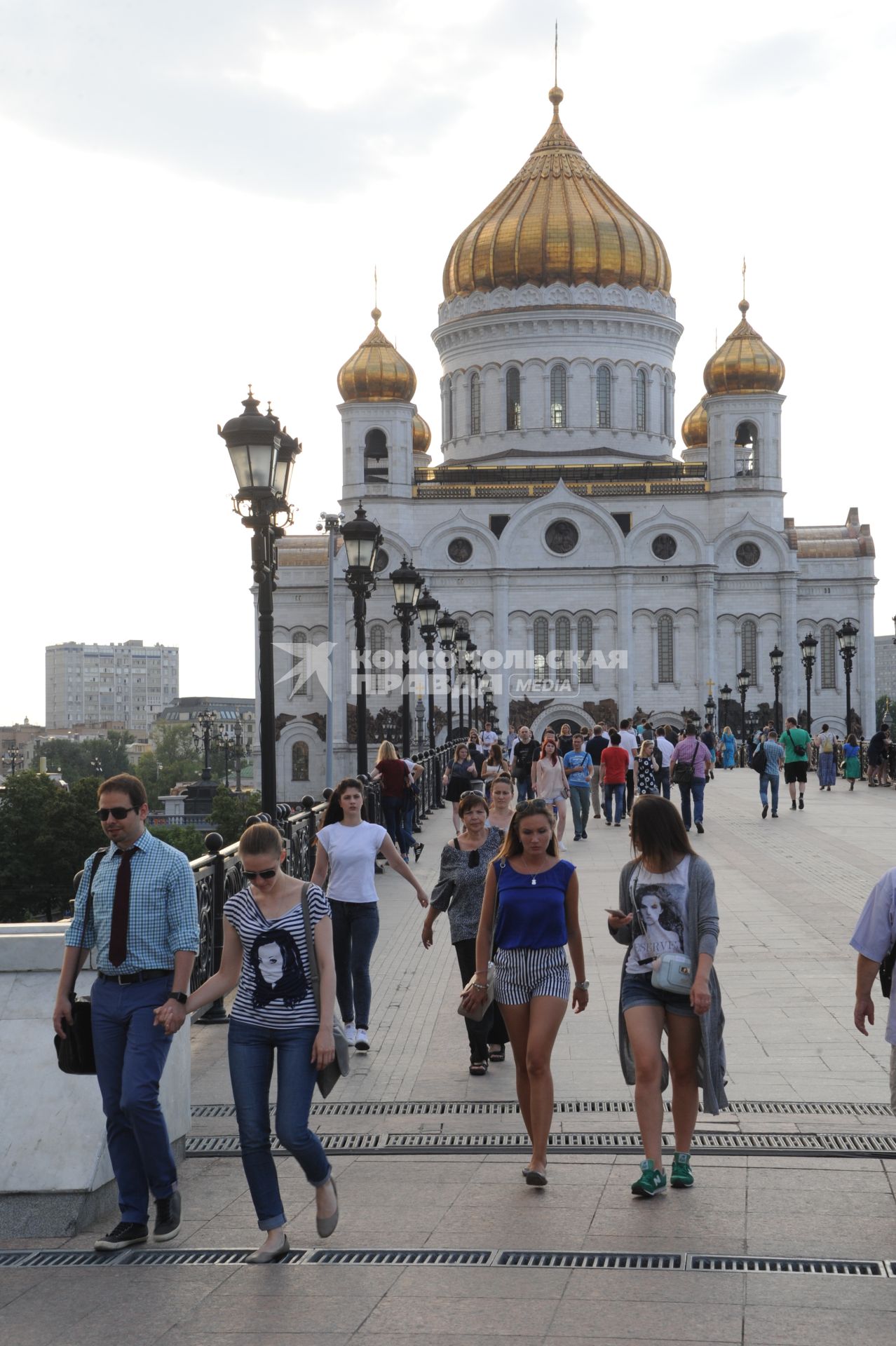 Москва.  Вид на Храм Христа Спасителя с Патриаршего моста.