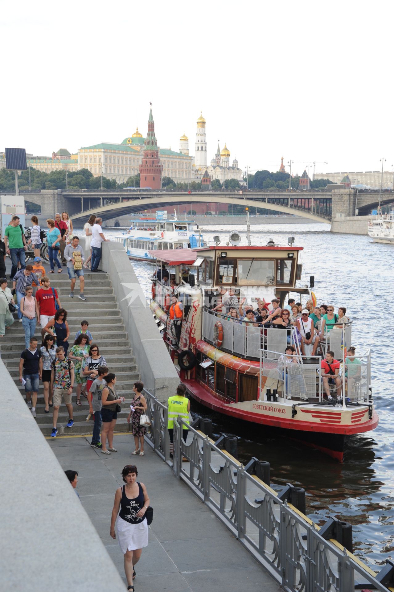 Москва. Вид на Кремль с Пречистенской набережной.