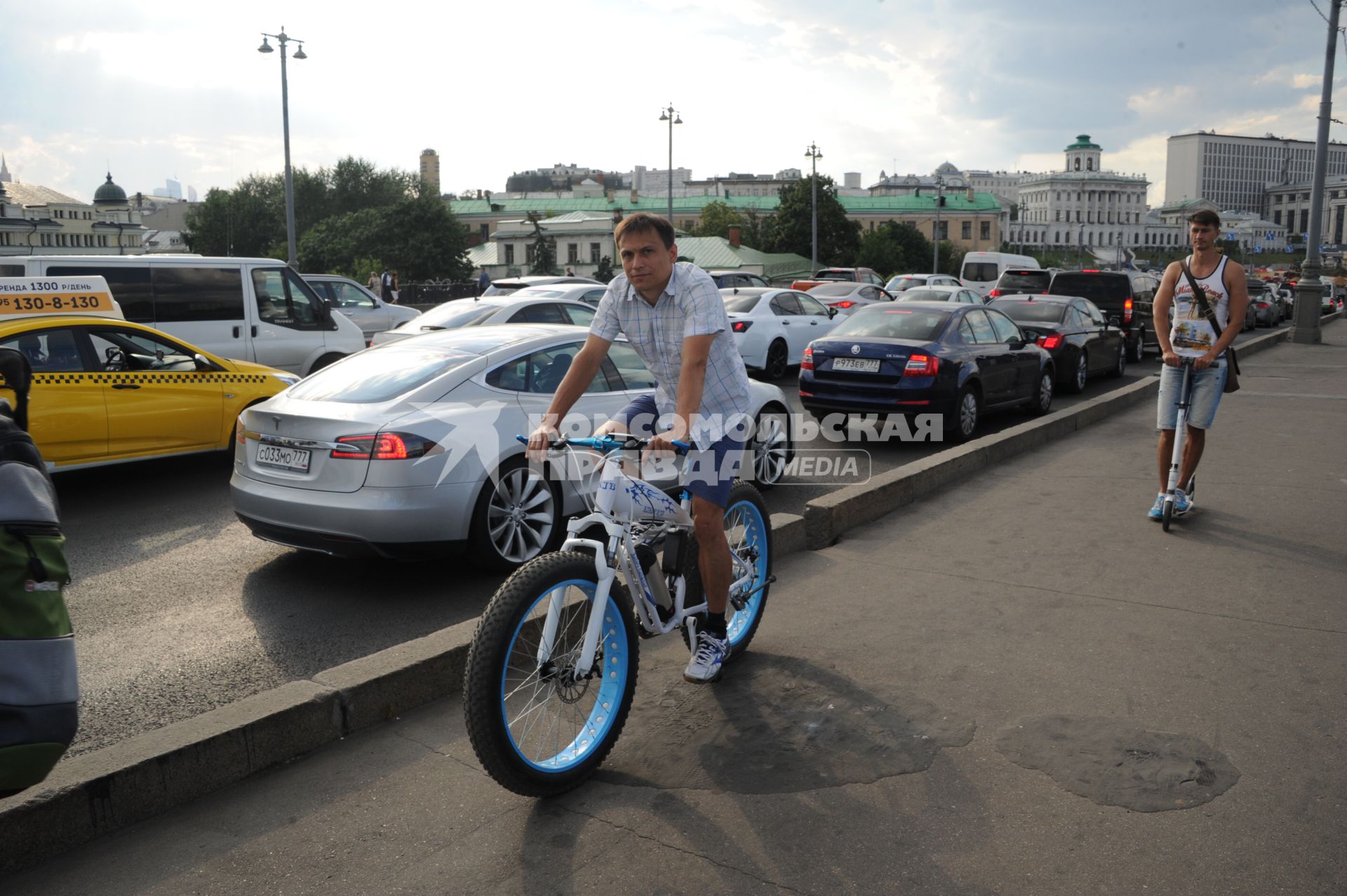 Москва. Велосипедист на улице города.