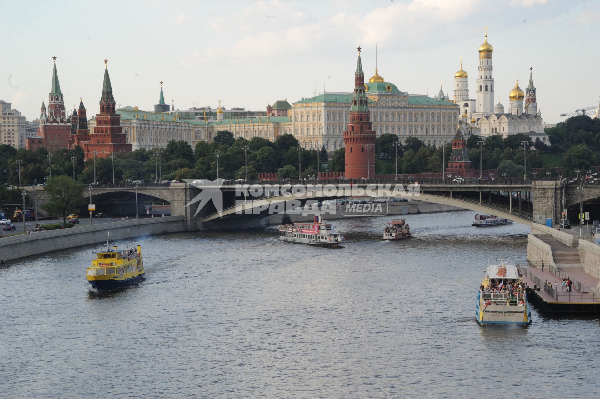 Москва. Вид на Кремль и Большой Каменный мост.