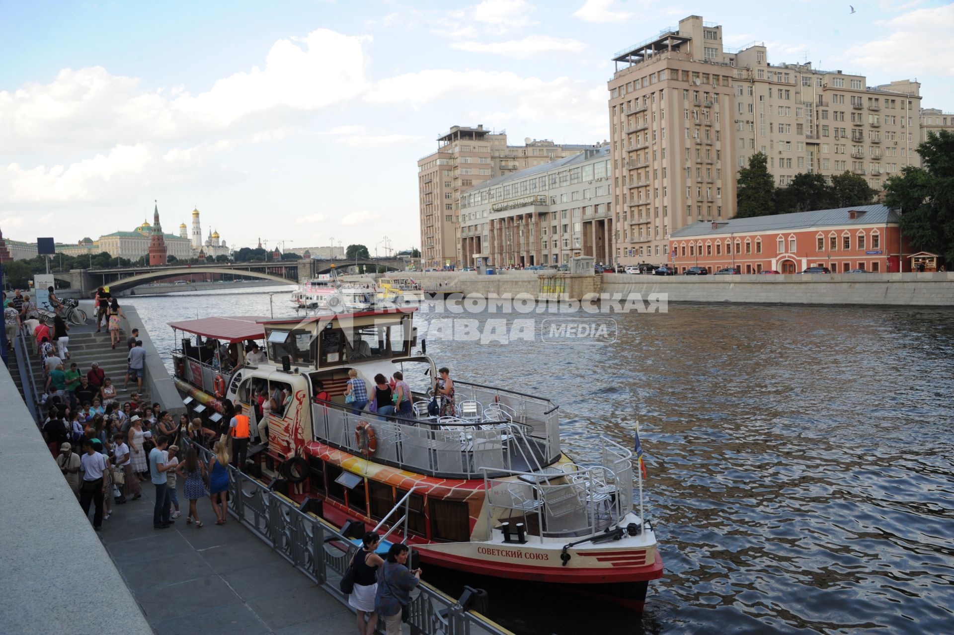 Москва. Вид на Кремль  и  `Дом на набережной ` с Пречистенской набережной.