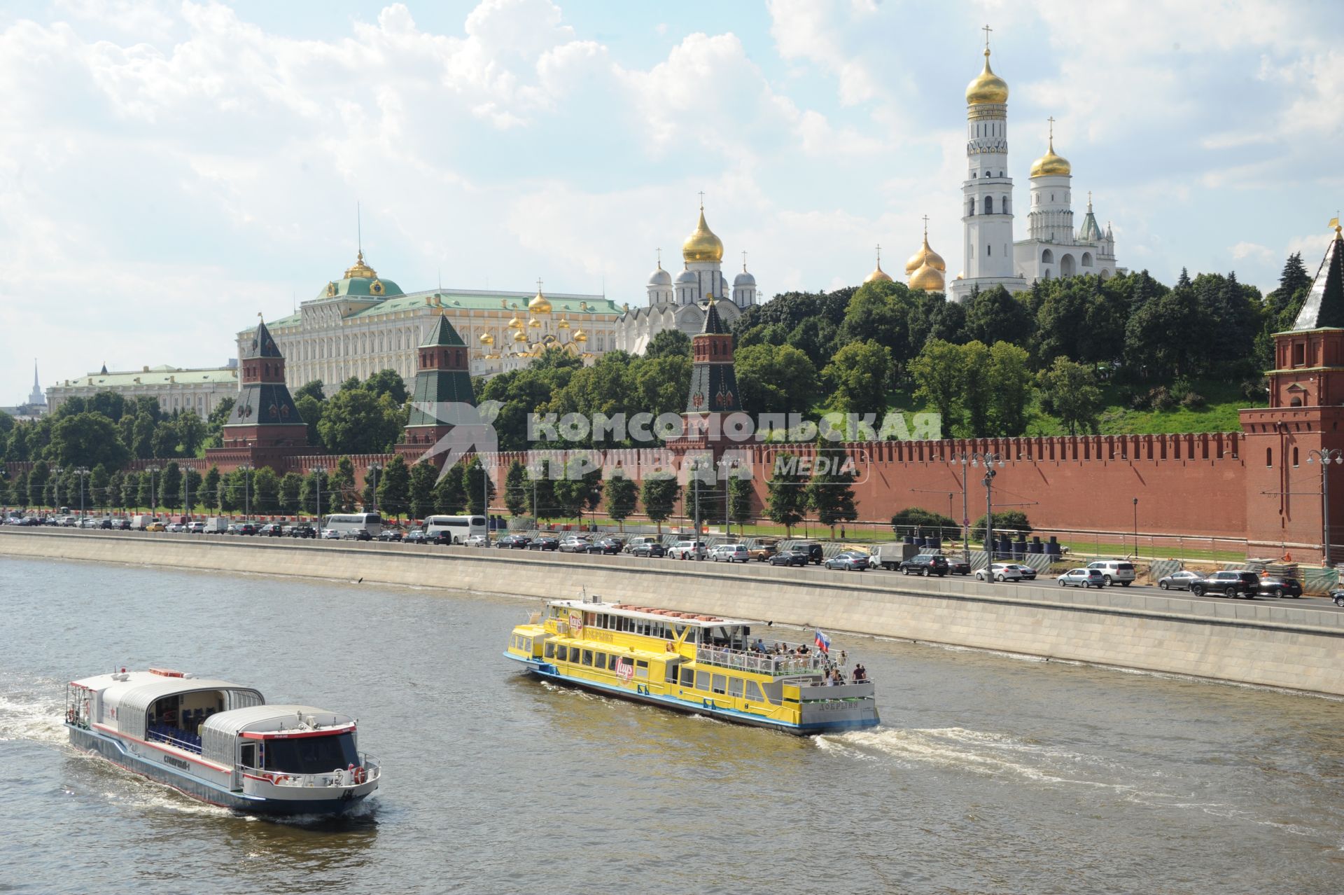 Москва. Прогулочные катера   на Москве- реке у Кремлевской набережной.