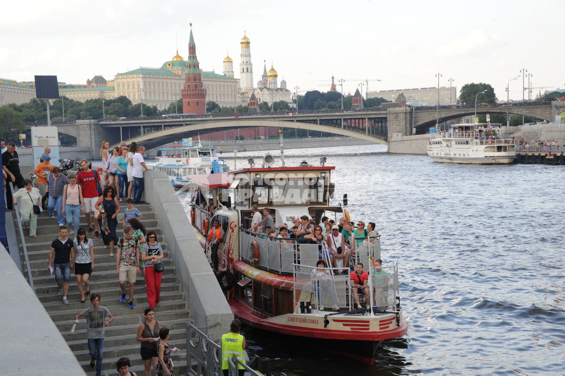 Москва. Вид на Кремль с Пречистенской набережной.