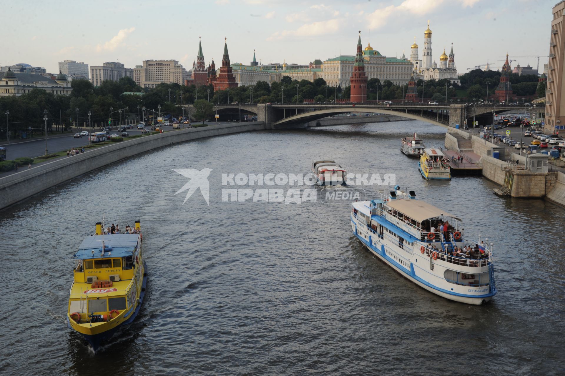 Москва. Вид на Кремль и Большой Каменный мост.