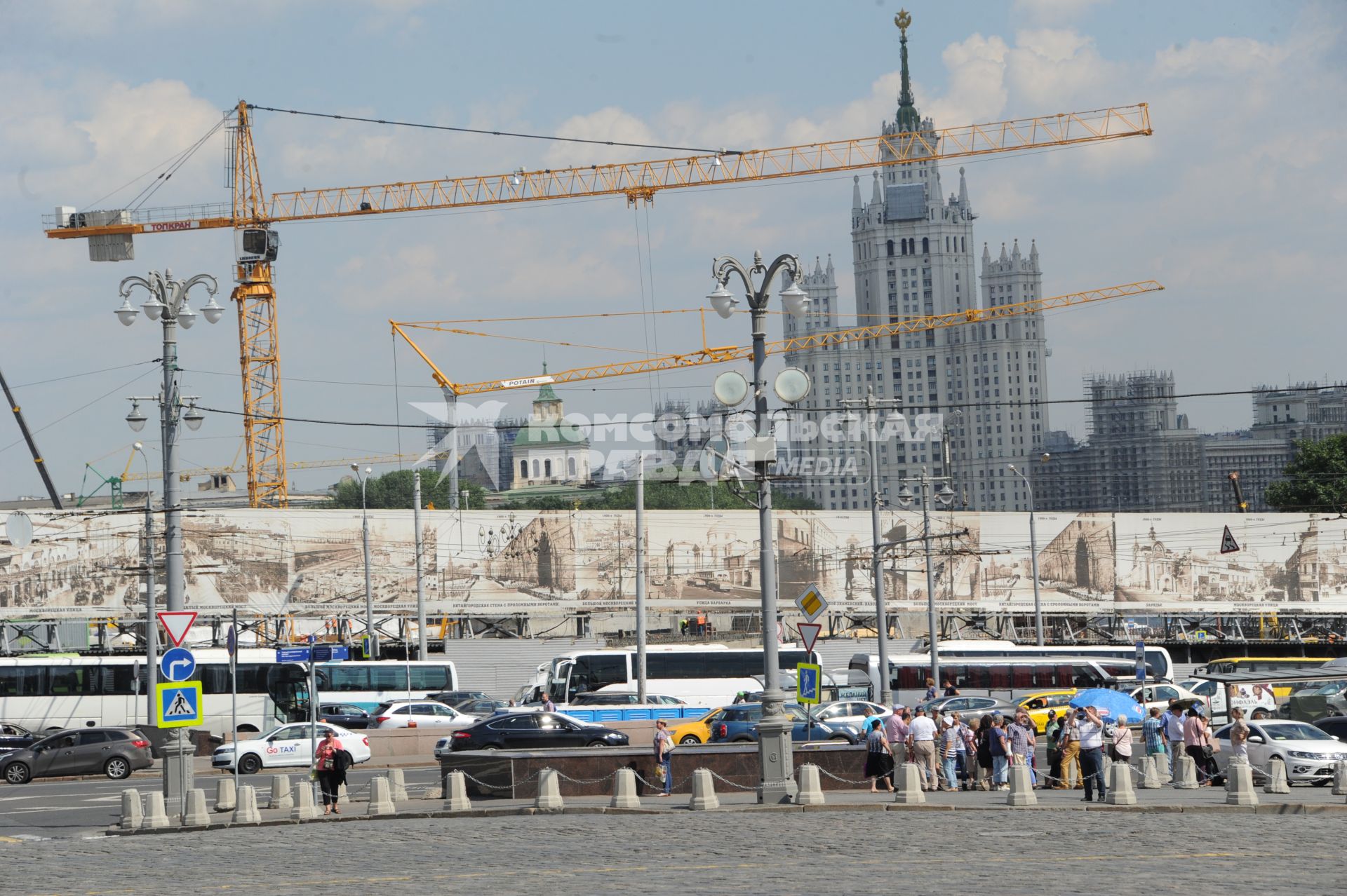 Москва.  Вид на жилой дом на Котельнической  набережной.