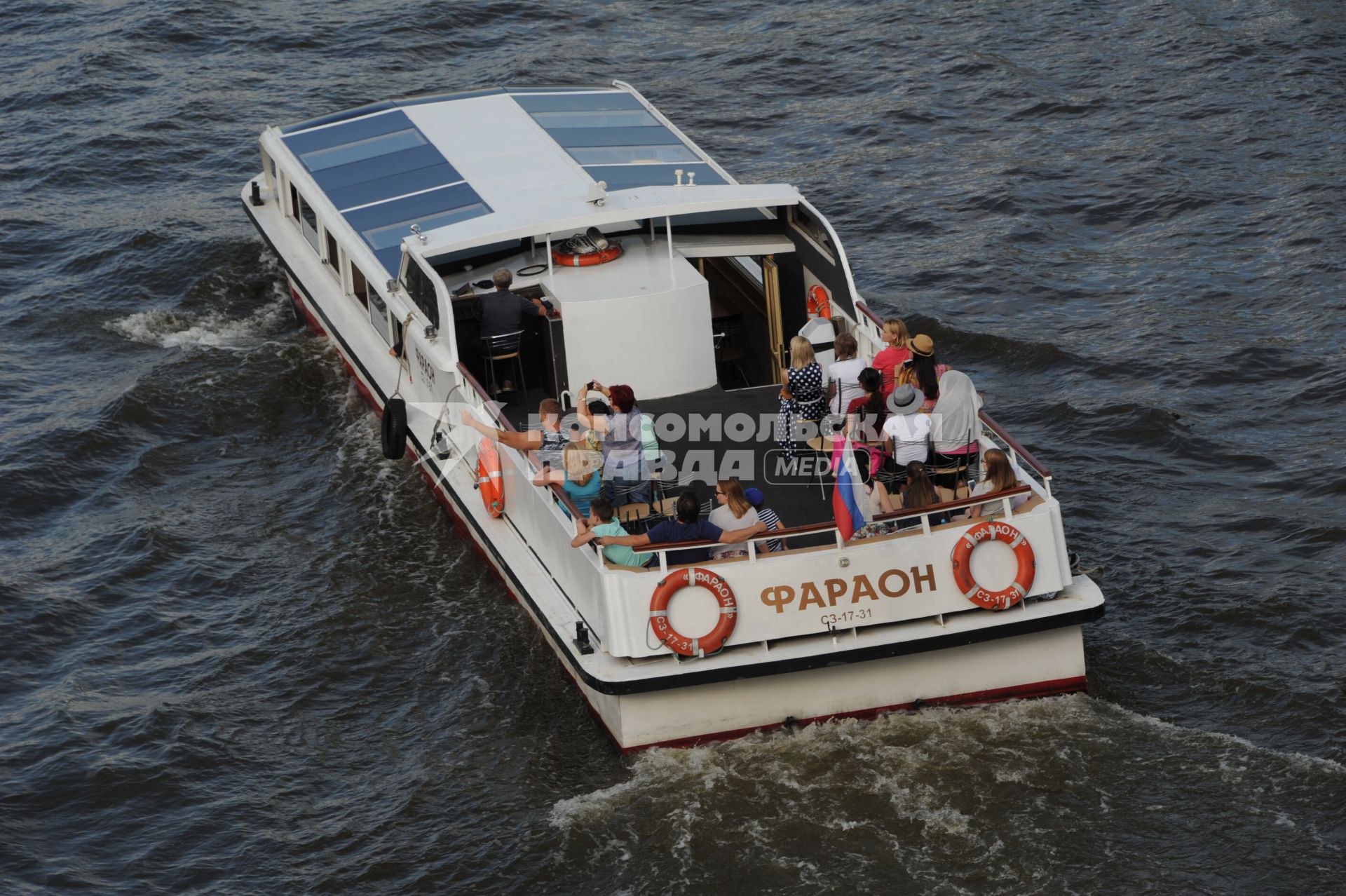 Москва. Прогулочный катер с отдыхающими на Москве- реке.