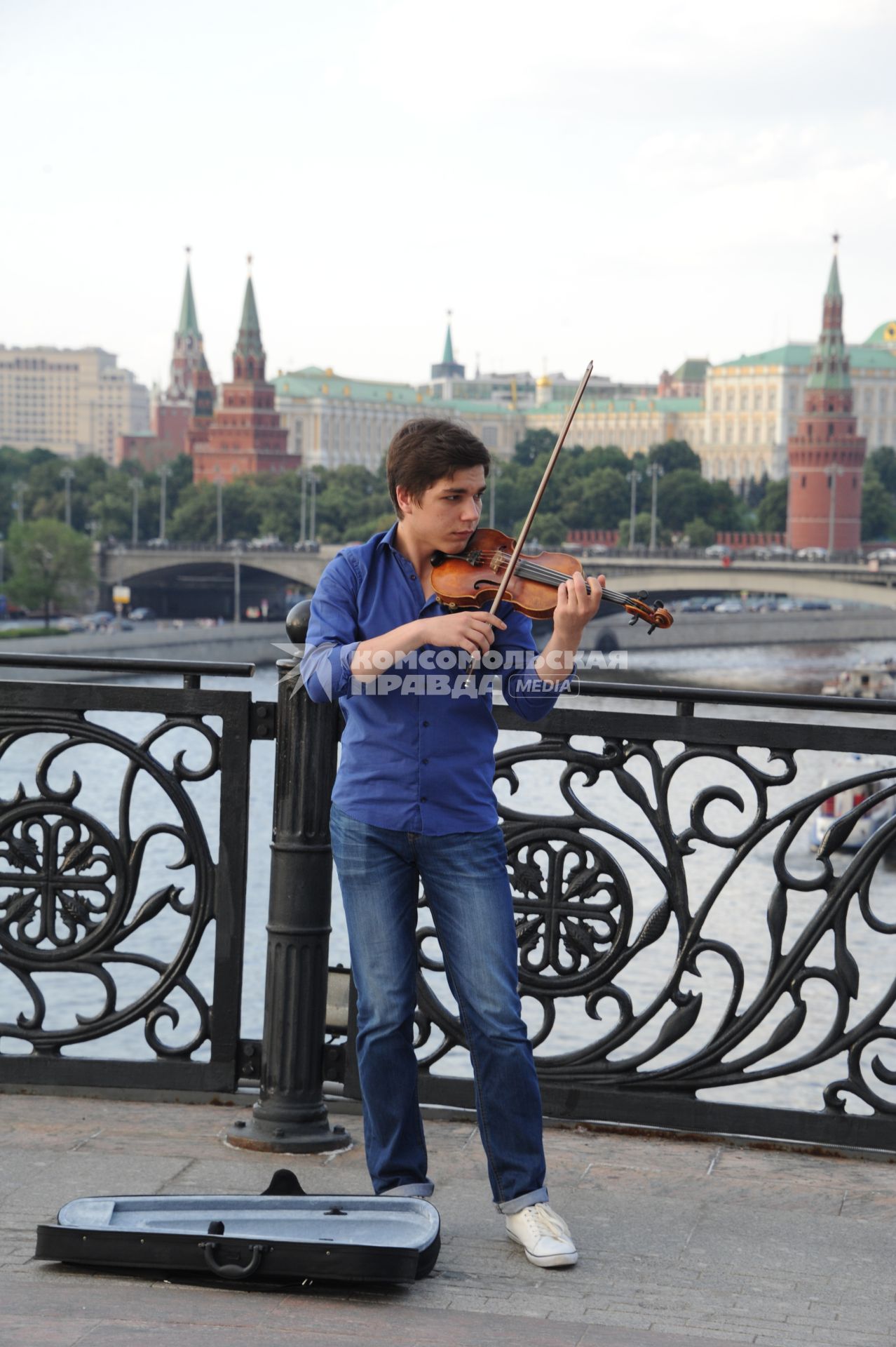 Москва.  Скрипач играет на Патриаршем мосту.