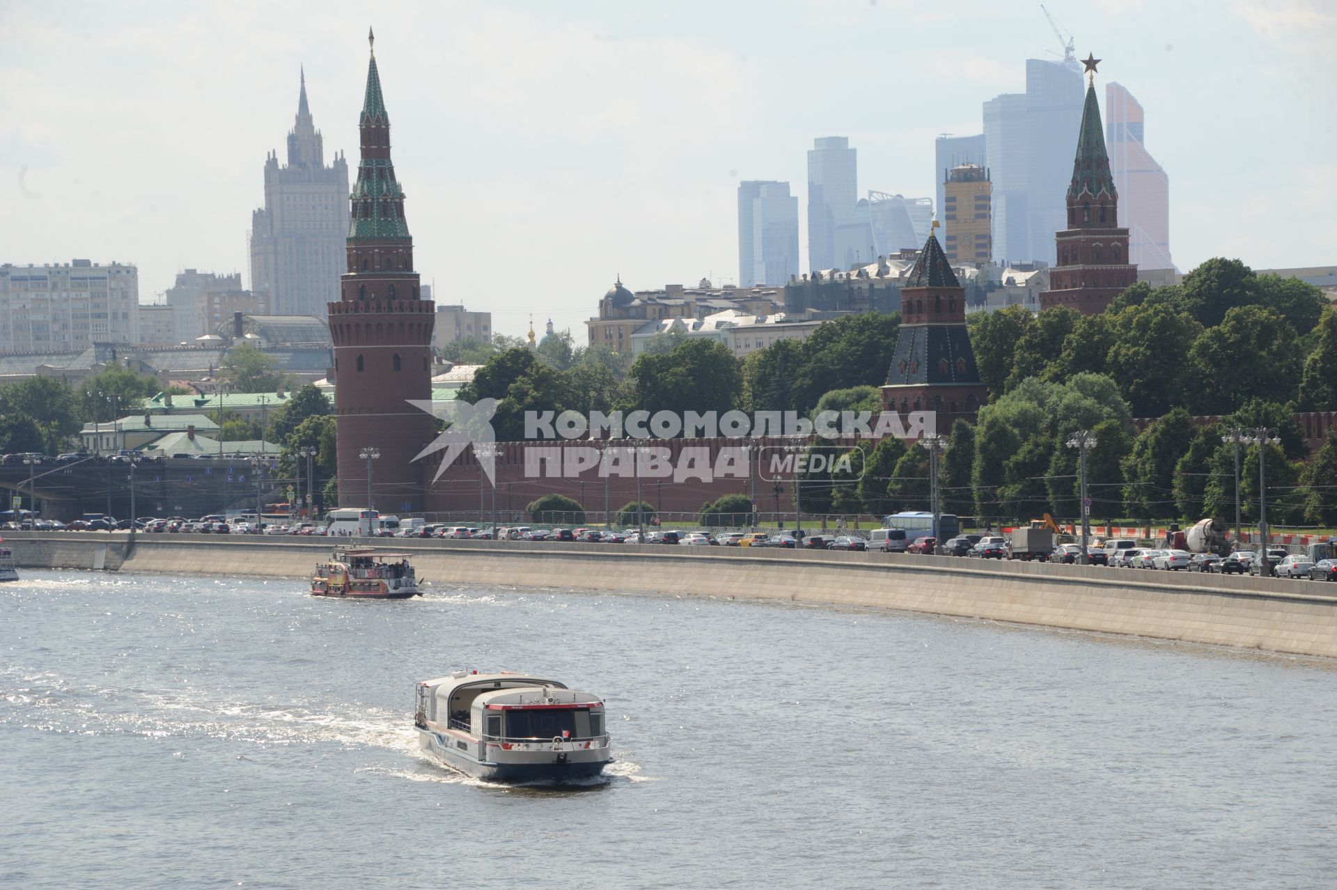 Москва. Прогулочные катера   на Москве- реке у Кремлевской набережной.