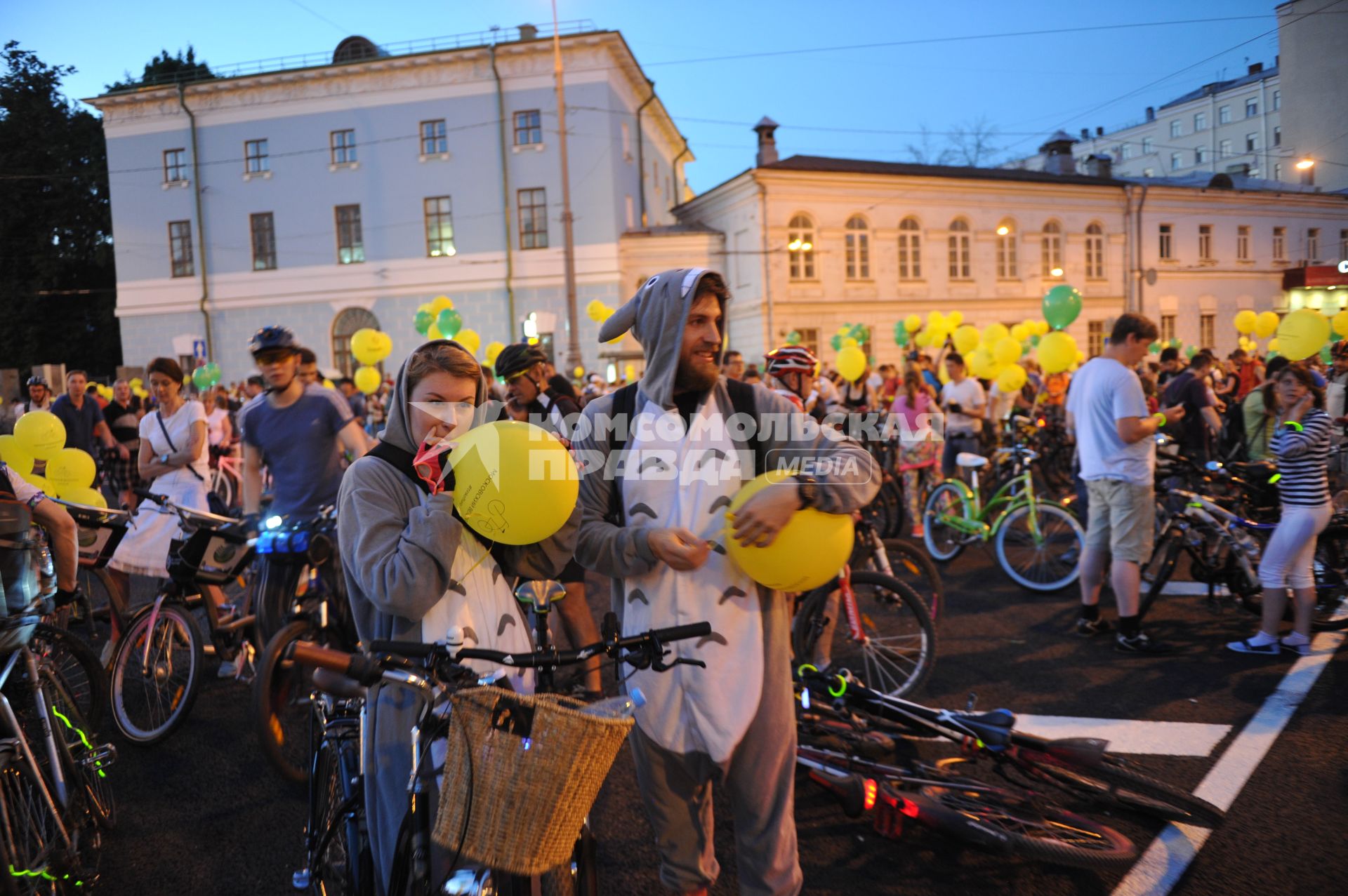 Москва.  Участники ночного велопарада  на одной из улиц города.