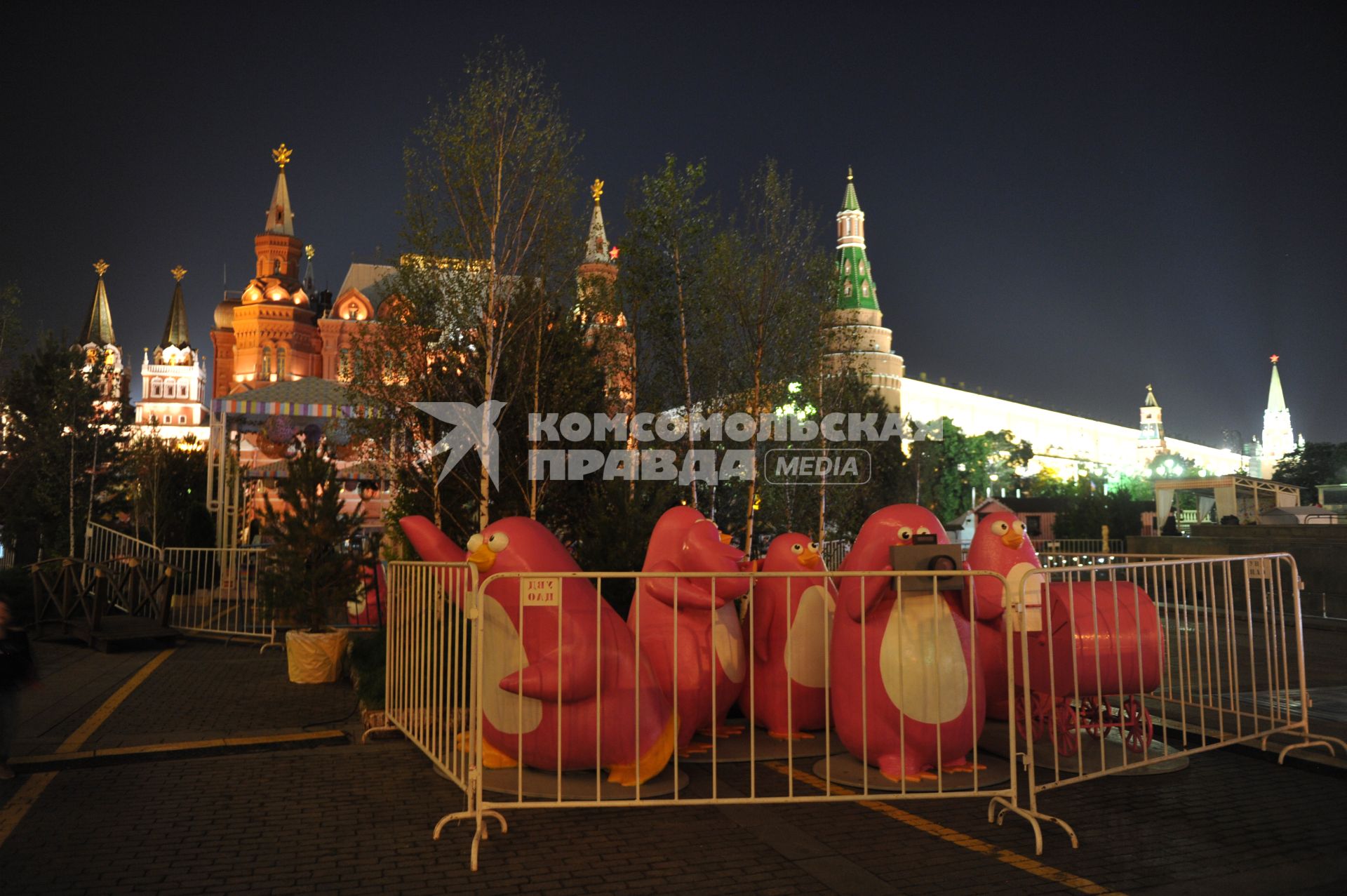 Москва.   Фигуры пингвинов,  установлены на Манежной площади в рамках фестиваля `Московское мороженое`.