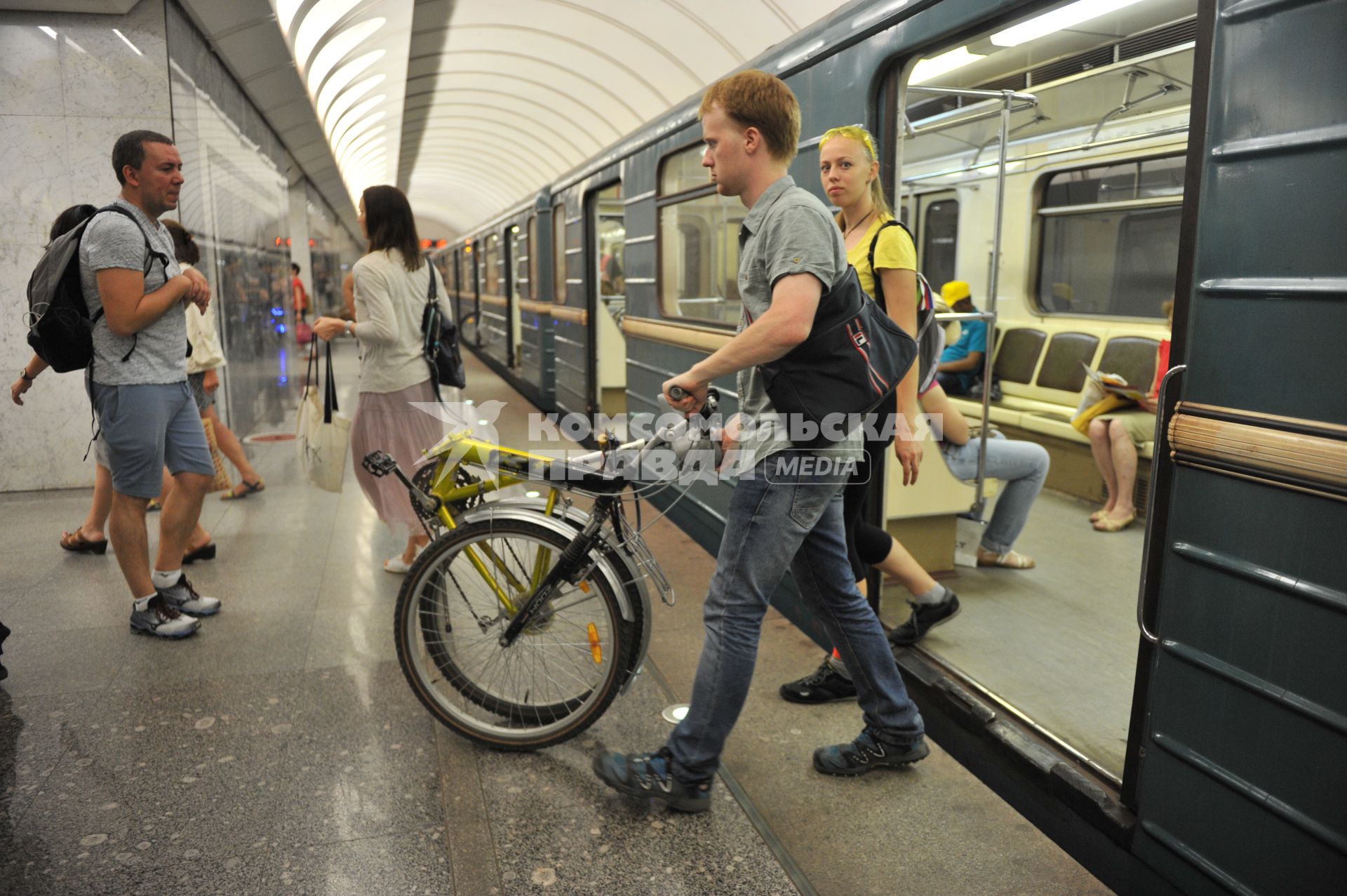 Москва. Молодой человек с велосипедом в метро.