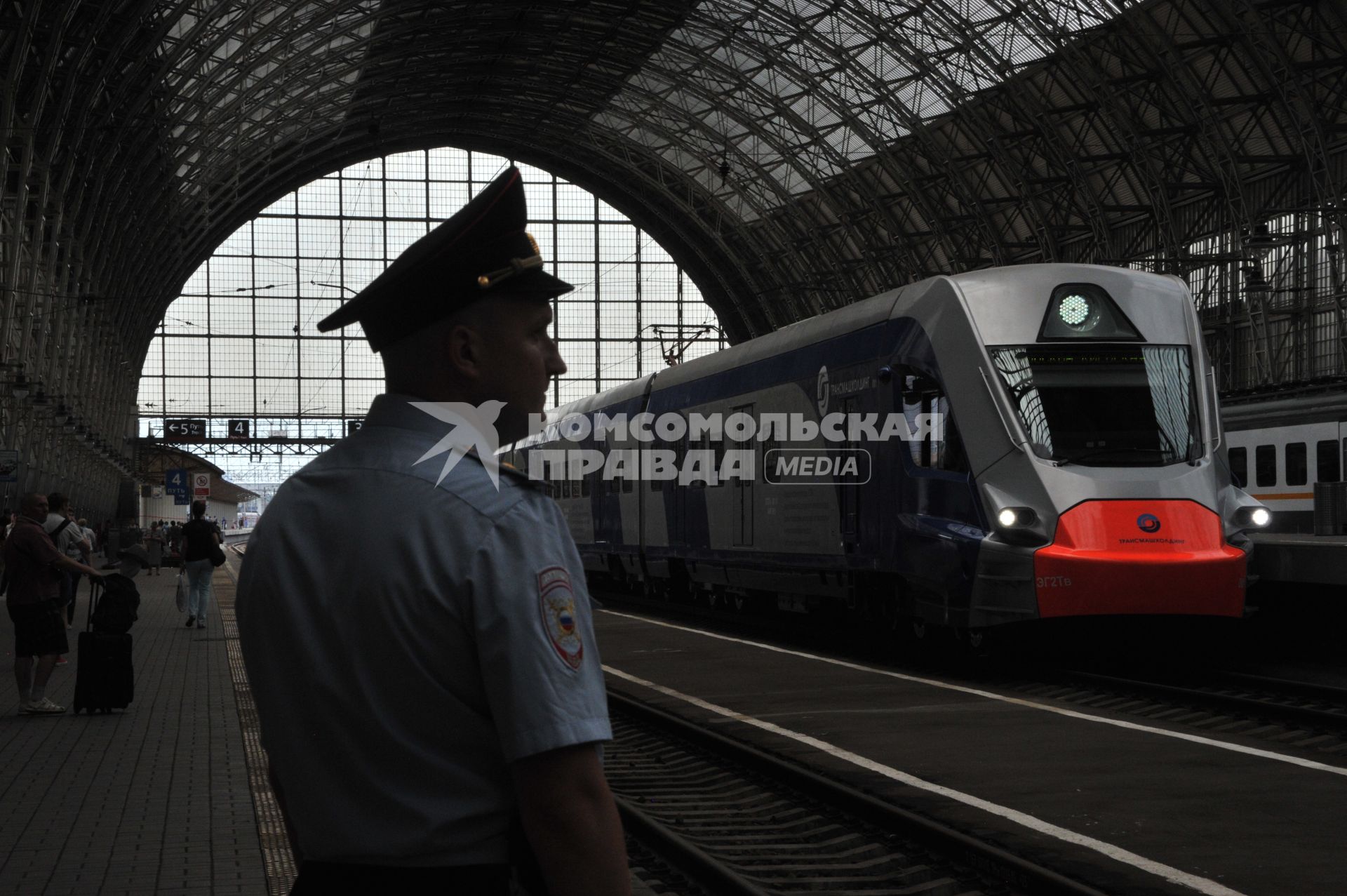 Москва. Электропоезд ЭГ2Тв, предназначенный для запуска по МКЖД на Киевском вокзале.