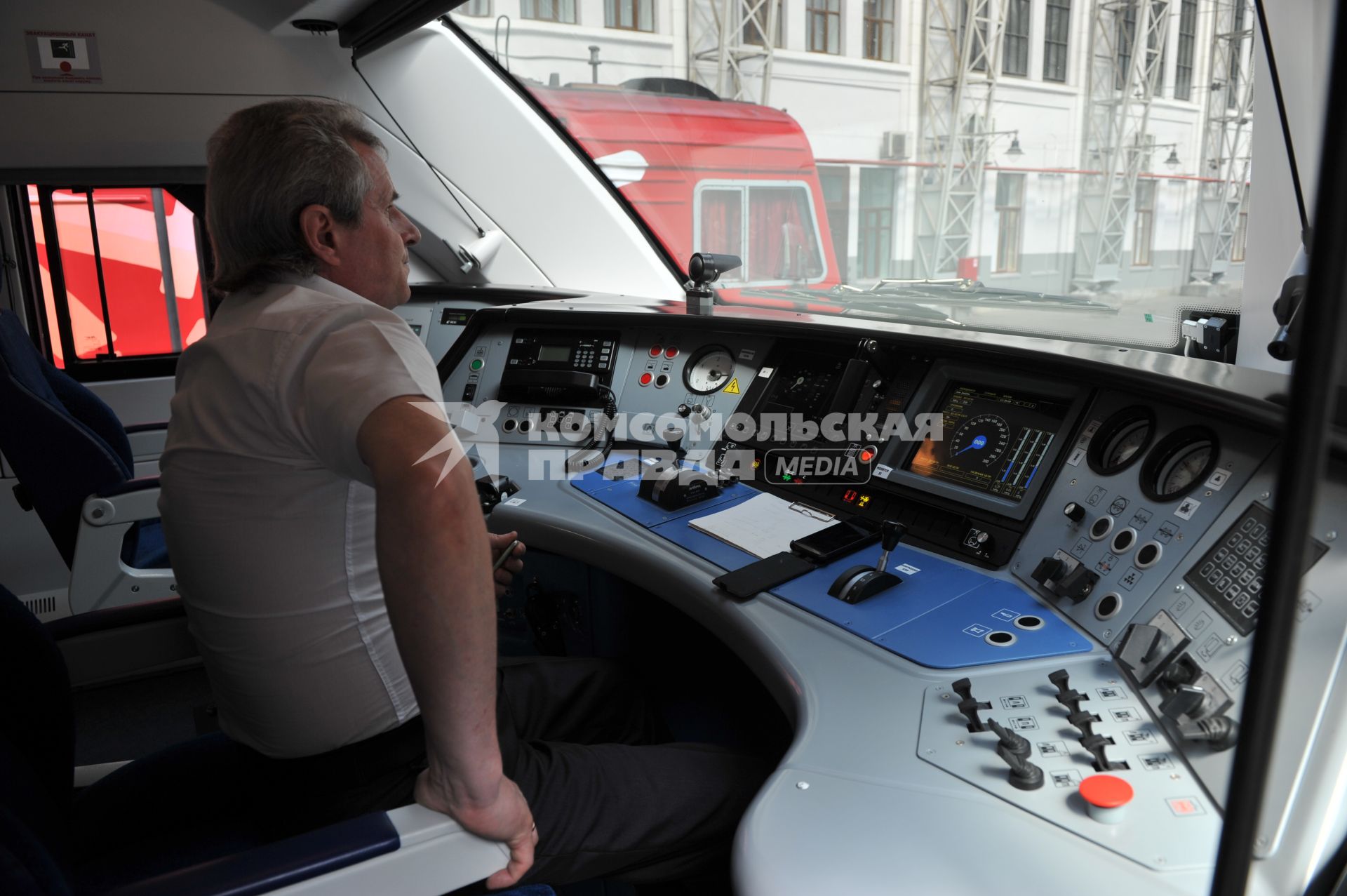 Москва.  В кабине машиниста одного из  электропоездов, предназначенных для запуска по МКЖД, на Киевском вокзале.