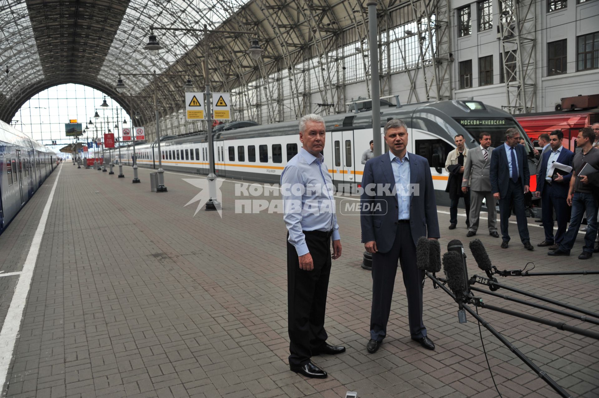 Москва. Мэр Москвы Сергей Собянин и президент ОАО `Российские железные дороги` Олег Белозеров (слева направо) во время осмотра новых   электропоездов, предназначенных для запуска по МКЖД, на Киевском вокзале.