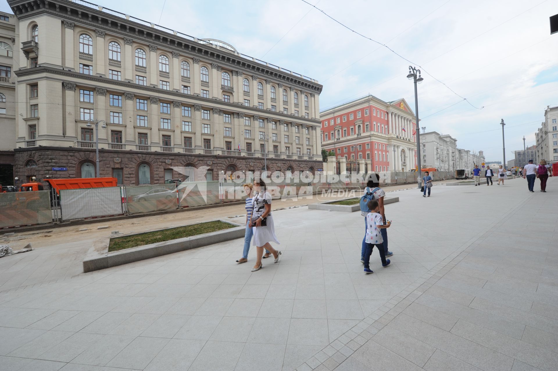 Москва.  Горожане на Тверской улице,  которую вновь открыли после реконструкции.