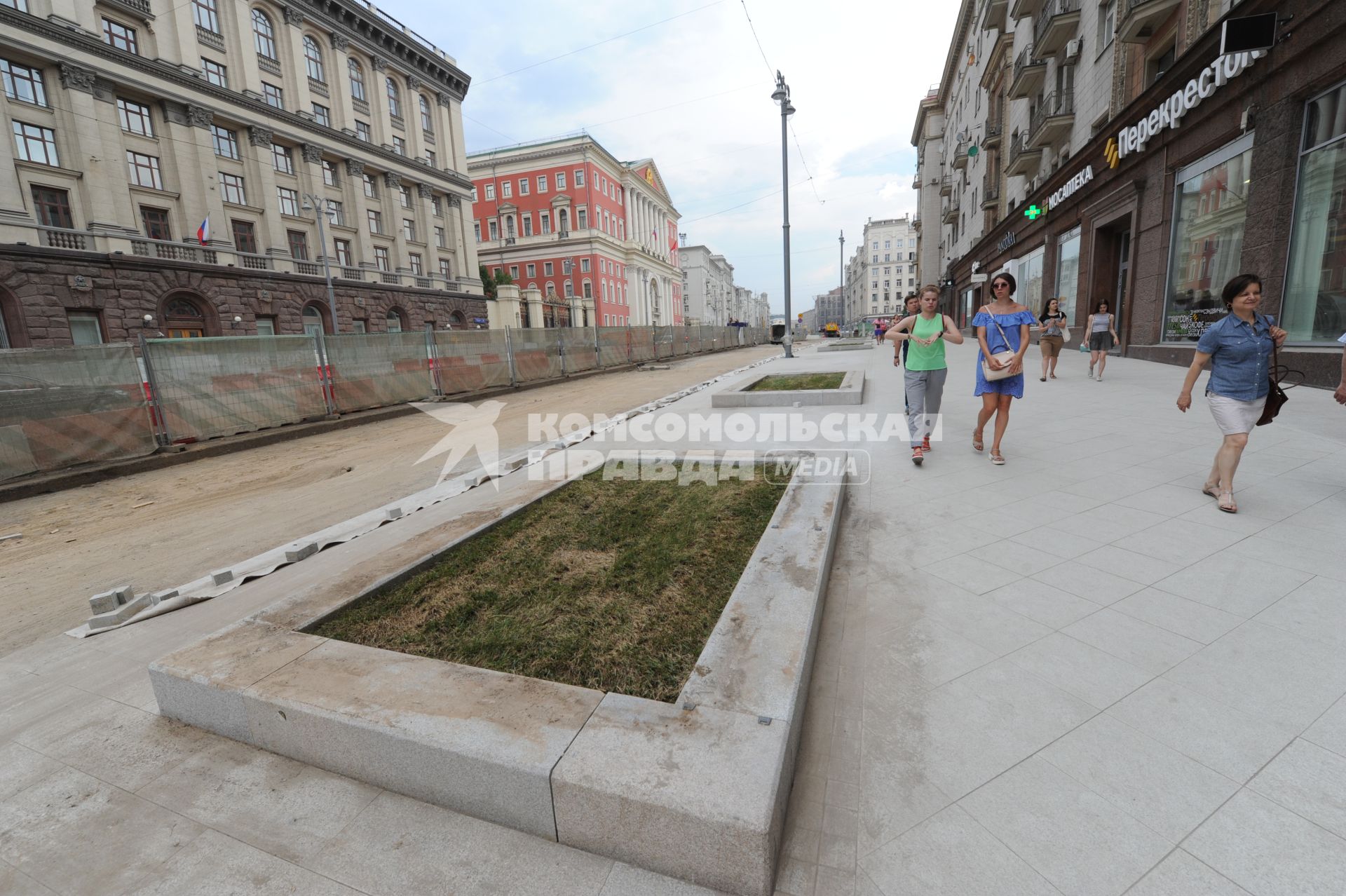 Москва.  Горожане на Тверской улице,  которую вновь открыли после реконструкции.