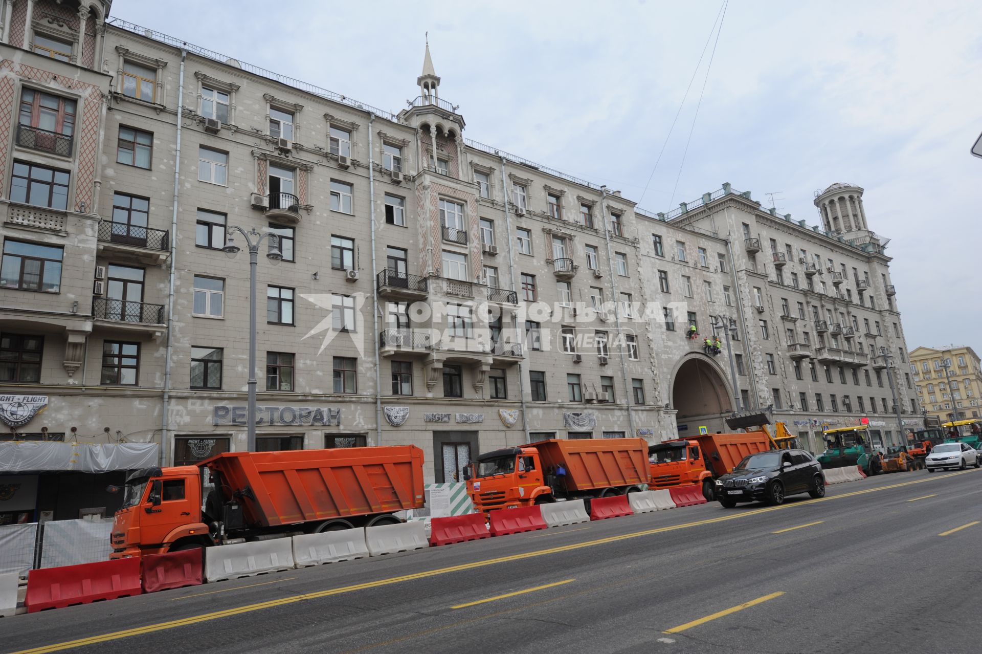 Москва.  КАМАЗы на Тверской улице.