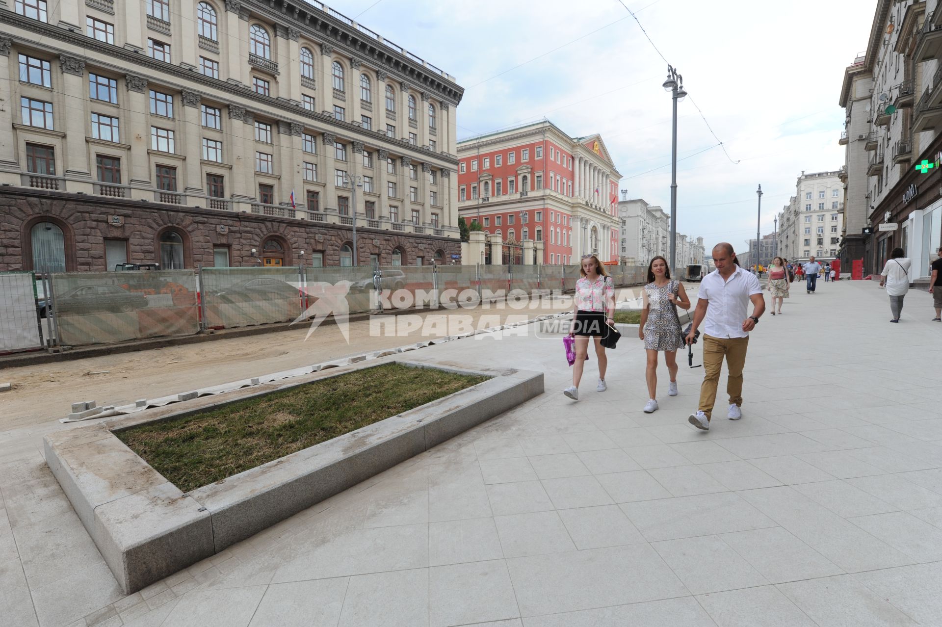 Москва.  Горожане на Тверской улице,  которую вновь открыли после реконструкции.