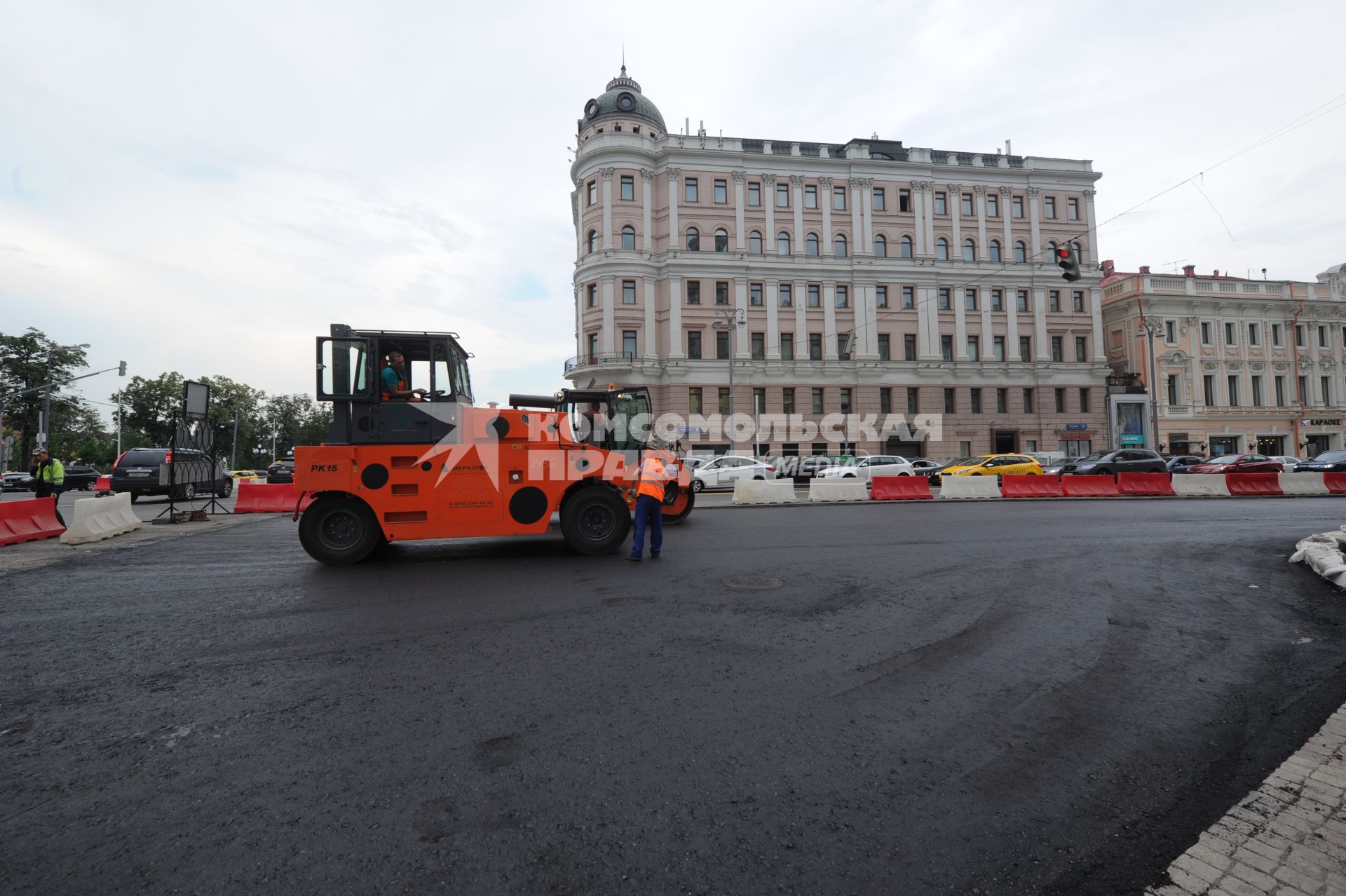 Москва.  Дорожные работы на Тверской улице.