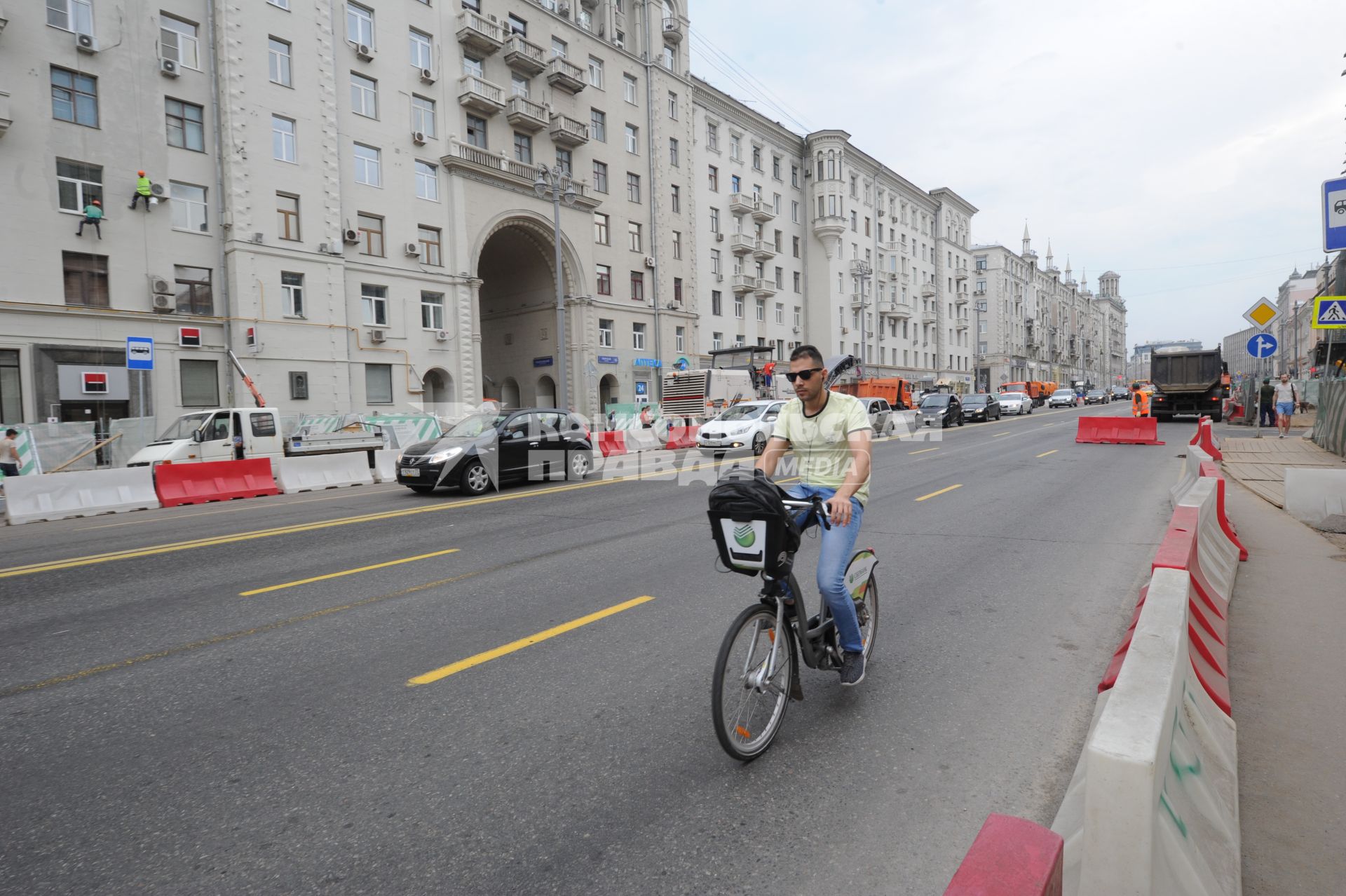 Москва.  Мужчина едет на велосипеде по Тверской улице,  которую вновь открыли после реконструкции.