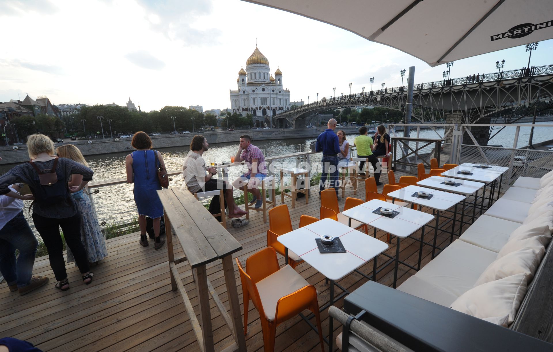 Москва.  Вид на Храм Христа Спасителя и Патриарший мост с Берсеневской набережной, на которой находится кафе  `Стрелка`.