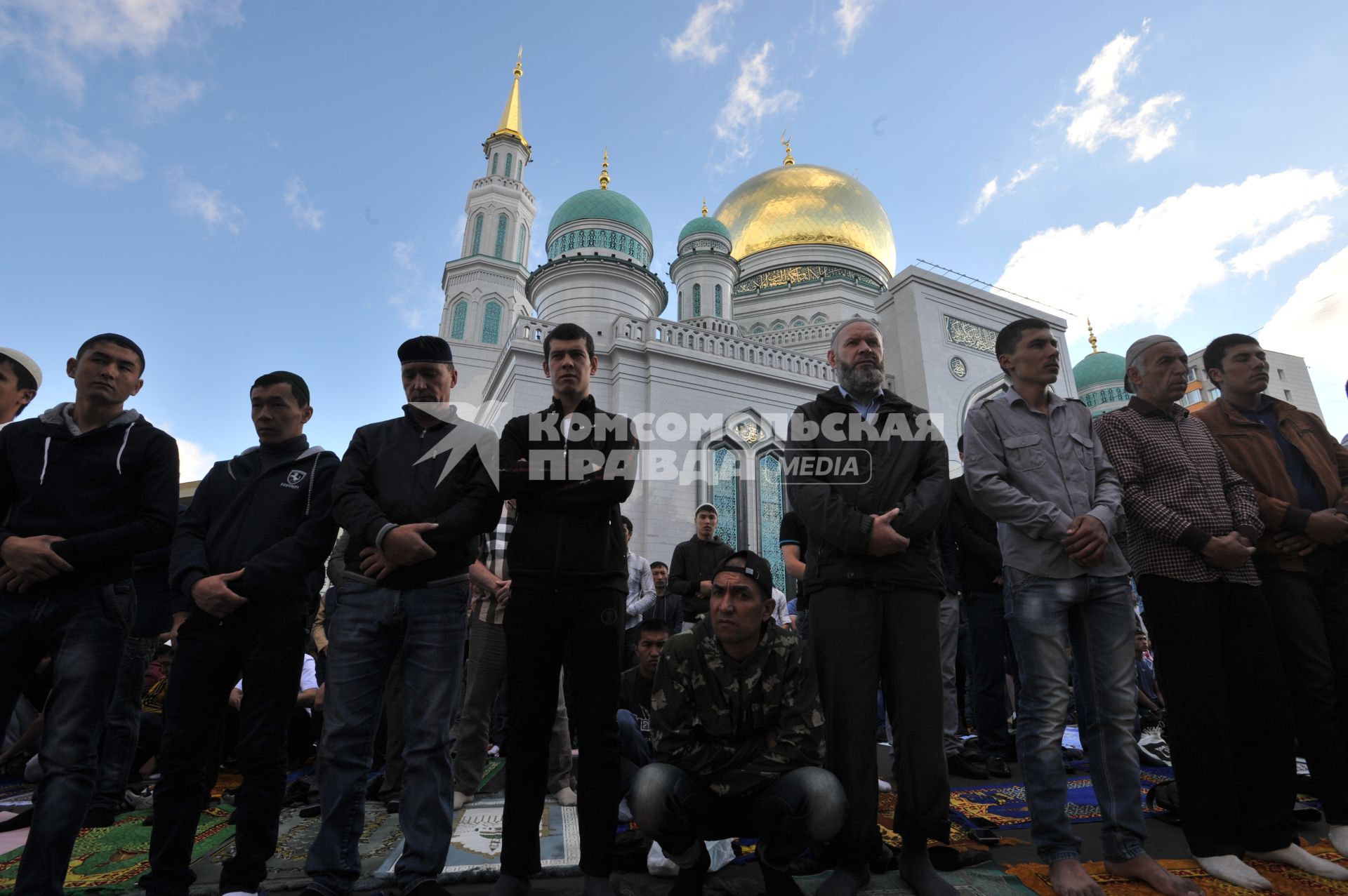 Москва.   Мусульмане перед намазом  по случаю праздника Ураза-байрам у Соборной мечети.