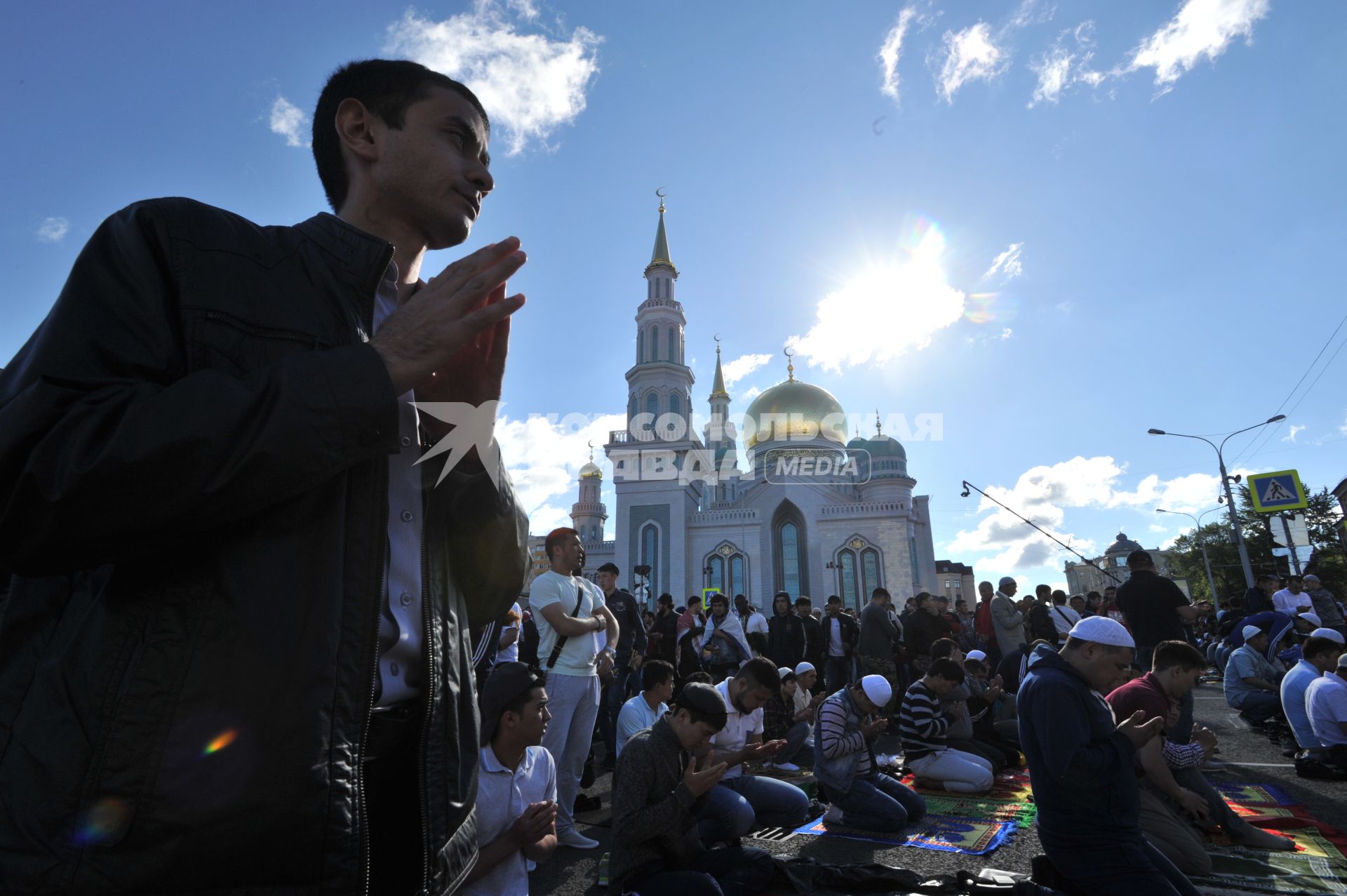 Москва.  Мусульмане во время торжественного намаза по случаю праздника Ураза-байрам у Соборной мечети.