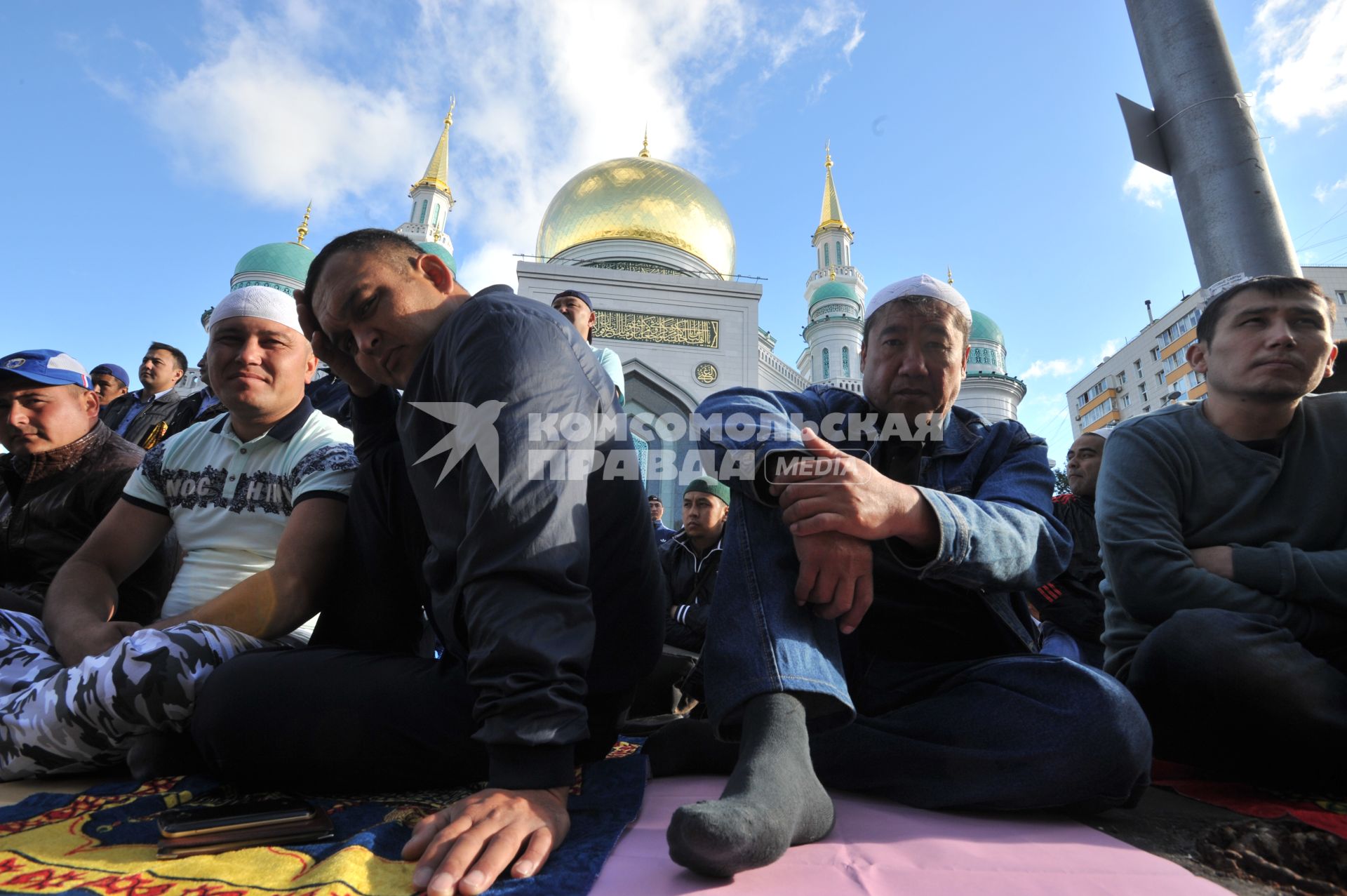 Москва.   Мусульмане перед намазом  по случаю праздника Ураза-байрам у Соборной мечети.